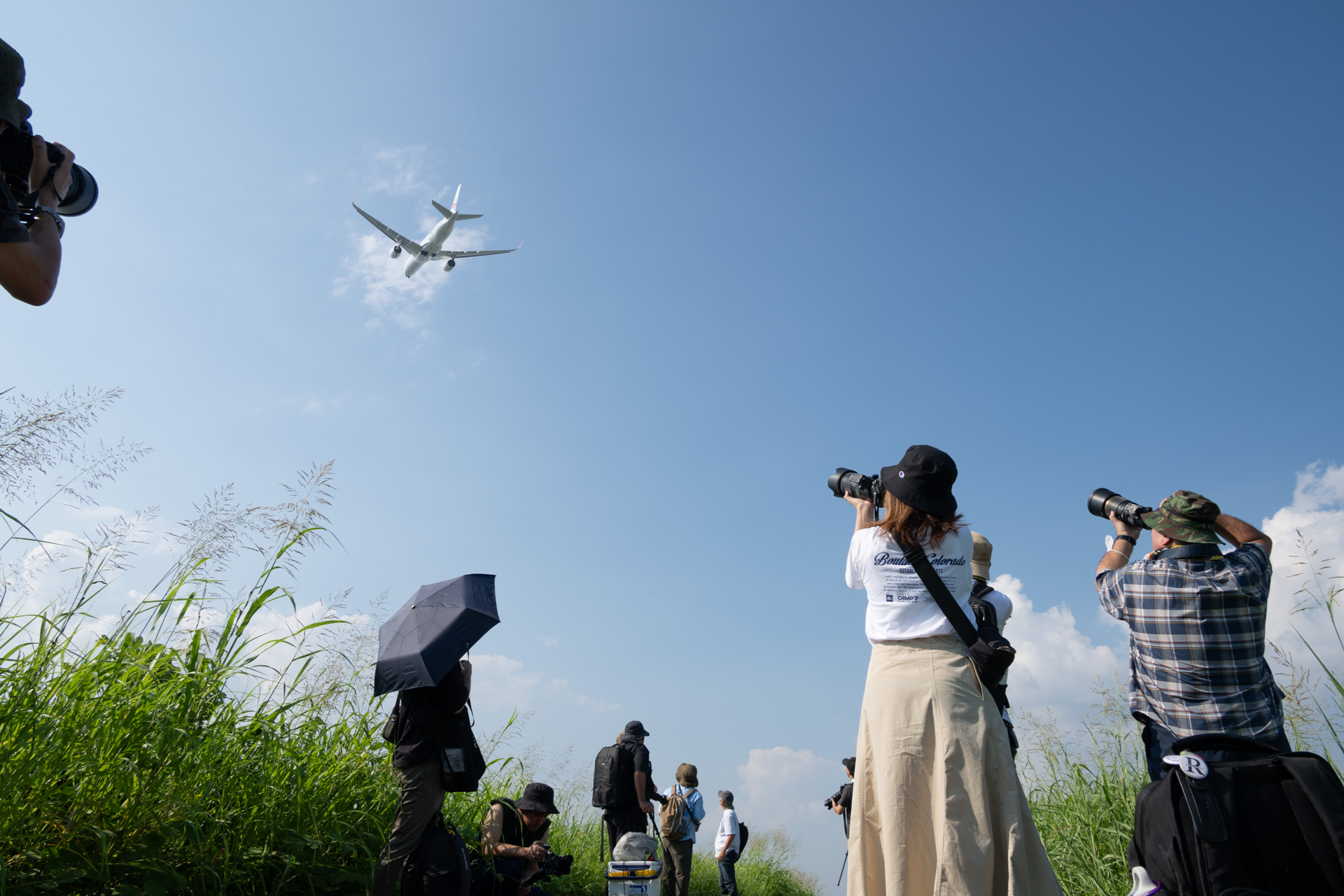 離陸機を撮影するメンバー