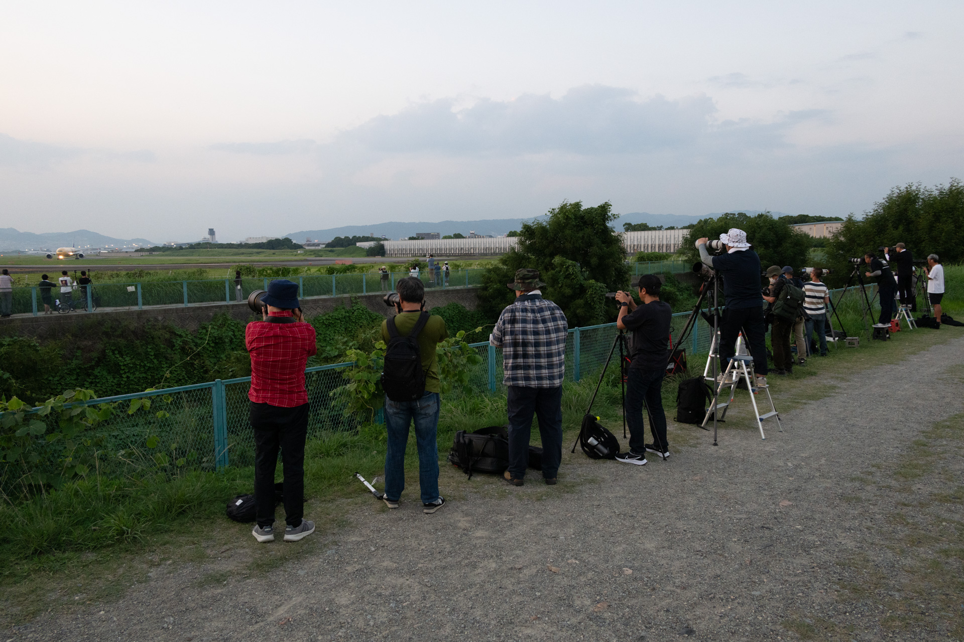 薄暗くなりつつある千里川土手に到着