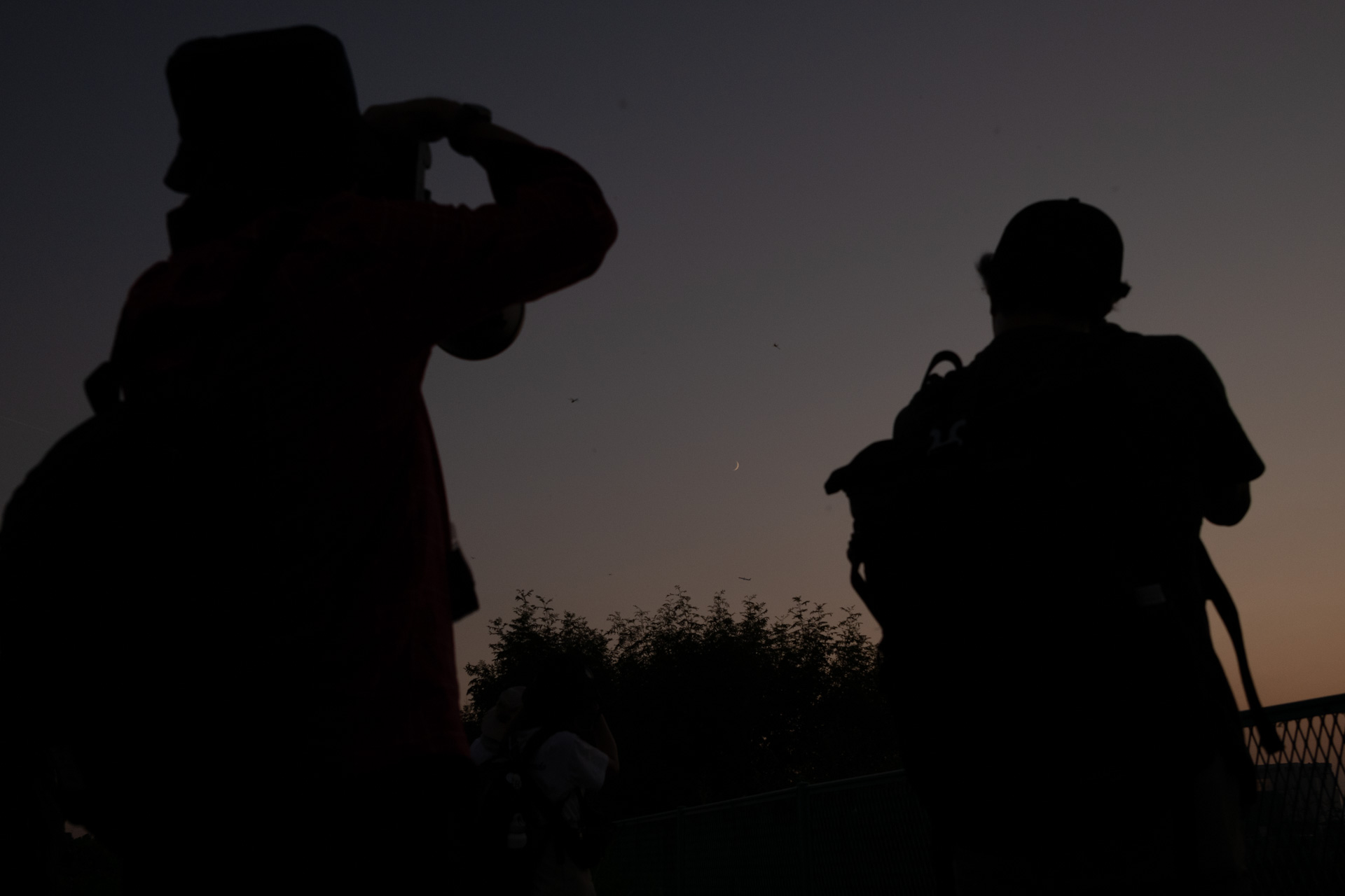 滑走路方向に対して左には三日月が出ていた