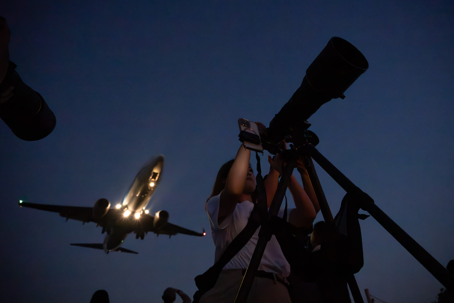 迫力の着陸機を待ち構えるメンバー