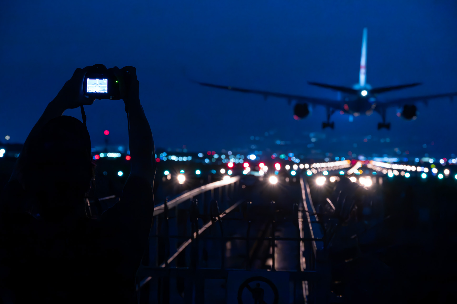 手持ちで動画に挑戦するメンバーも