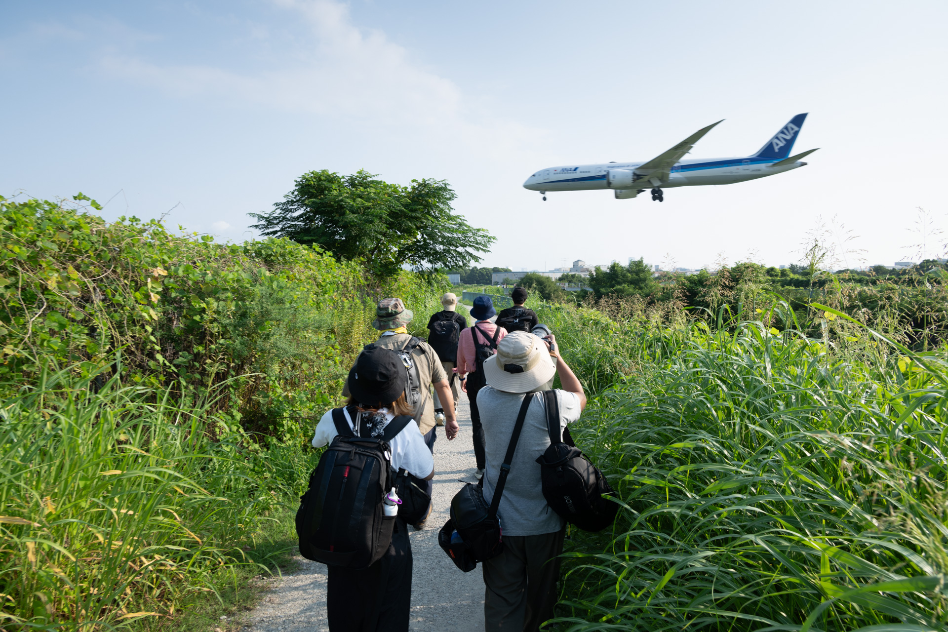 千里川土手を進むメンバー。すでに到着機が来つつあった