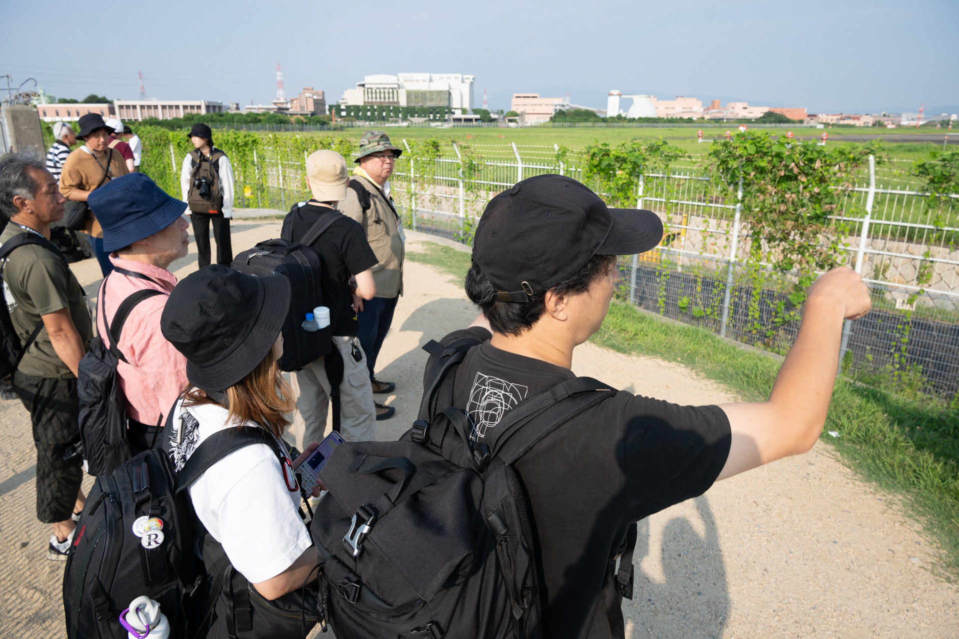 撮影ポジションやレンズ選択などのポイントを話す別所さん