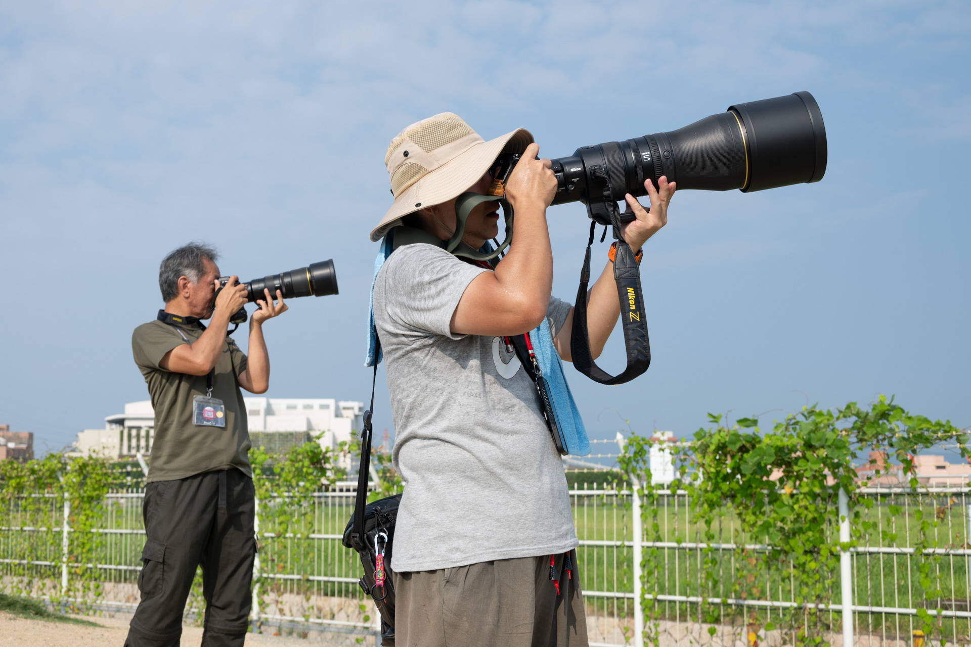 日中ということもあり、手持ちで超望遠レンズを構えるメンバーが多い