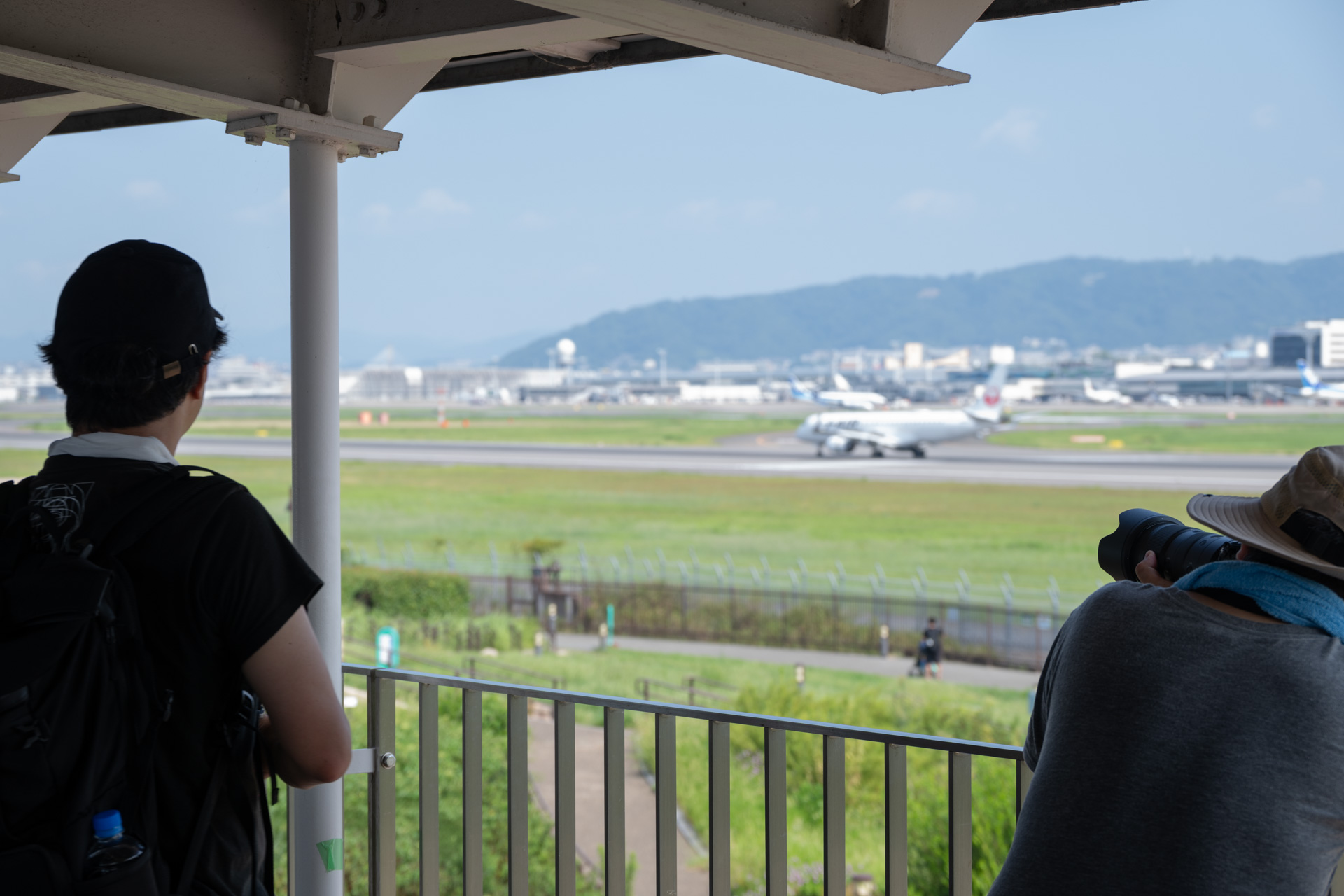 暑い時期には嬉しい屋根付きの場所も