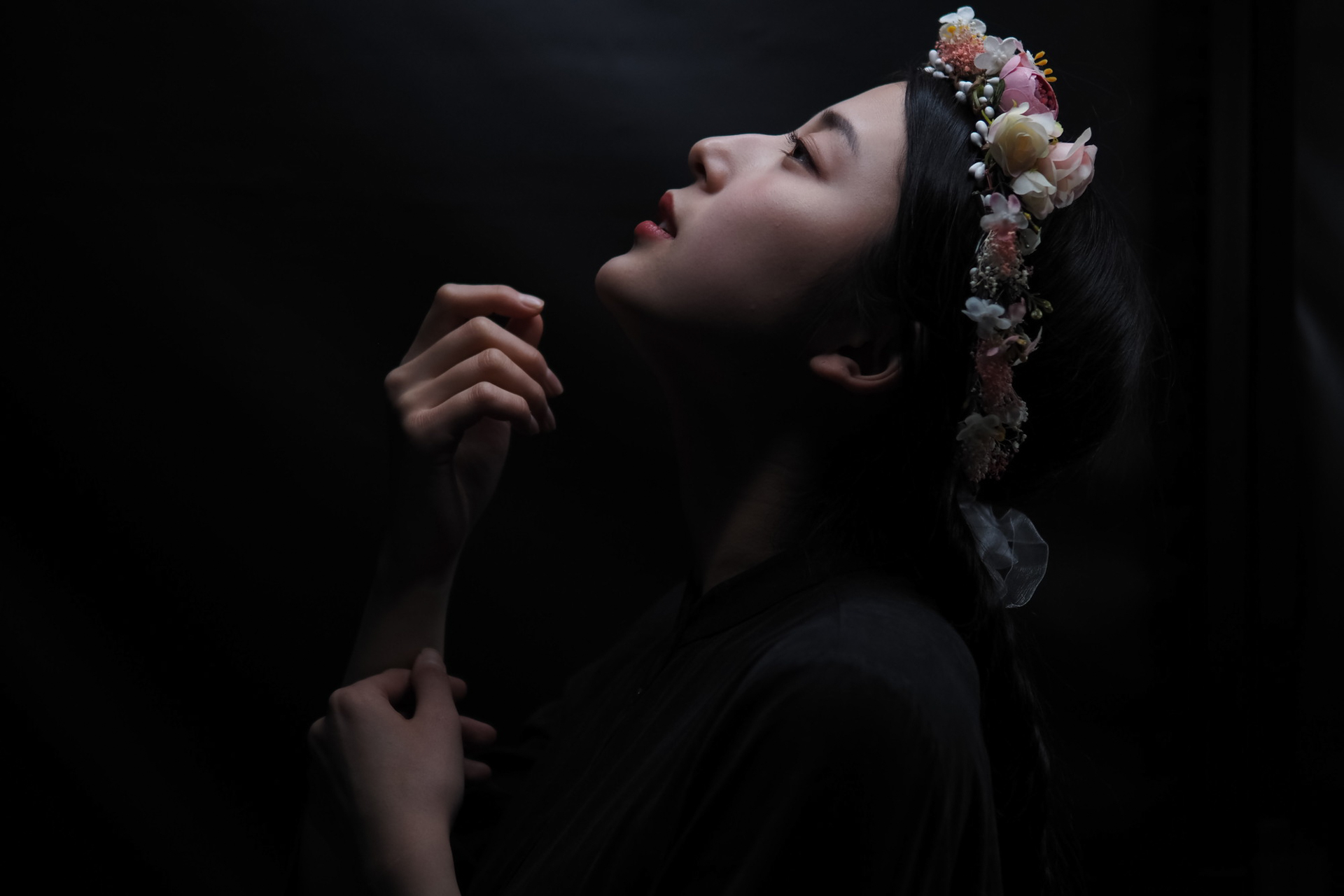 OLYMPUS OM-D E-M1X／シグマ 30mm F1.4 DC DN | Contemporary／絞り優先AE（F1.4、1/1000秒、露出補正−1.3EV）／ISO 200　LEDライト使用、小さな光でも写真は撮れる