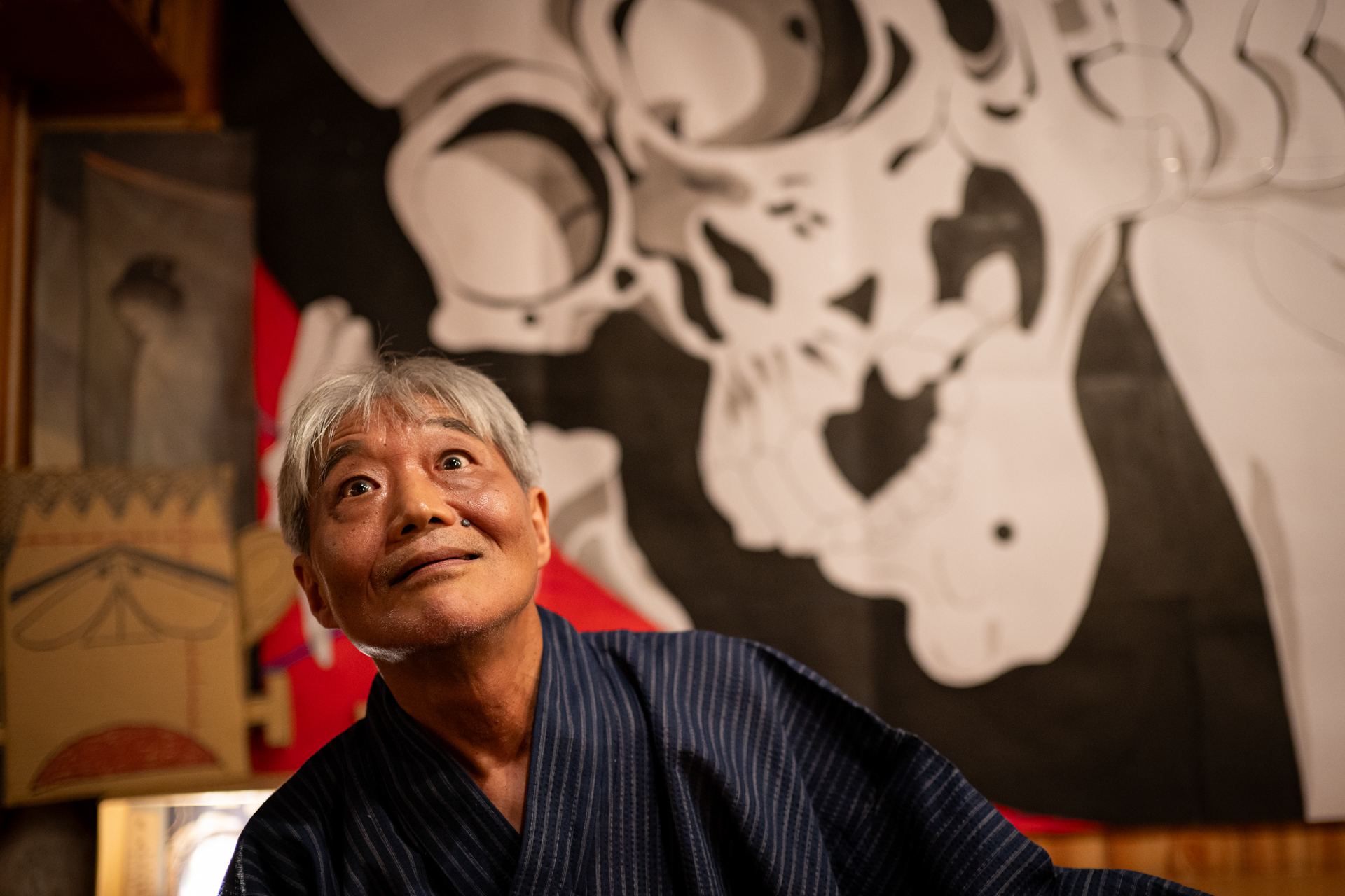 噺家。デフォルトだと暗部まで綺麗に描写しすぎてしまう（笑）ので、手を入れてしまおうかと思ったのですが反則なんでヤメました。エッジのボケも自然だし、合焦点の描写もなかなかです。周辺光量はもうちょい落ちてもいいのに（笑）<br><span class="fnt-85">ニコン Z6III／NIKKOR Z 35mm f/1.4／絞り優先AE（1/160秒、F1.8、−0.7EV）／ISO 1600</span>