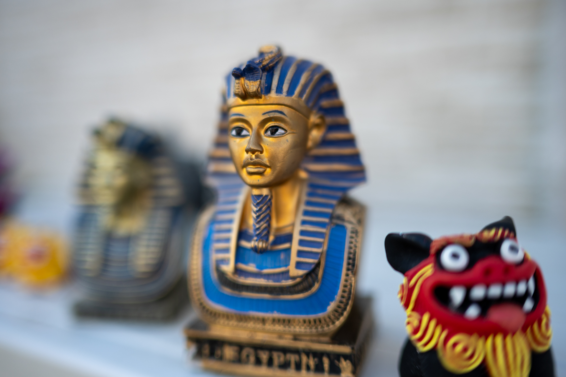 最短撮影距離0.23mで絞り開放。手前のシーサーが奇妙なボケかたをしていますが、他はツッコミどころありません。ものすごく拡大するとわずかなハイライトの滲みあるけど、粗探しに近いです（笑）<br><span class="fnt-85">ニコン Z6III／NIKKOR Z 35mm f/1.4／絞り優先AE（1/4,000秒、F1.4、−0.7EV）／ISO 200</span>