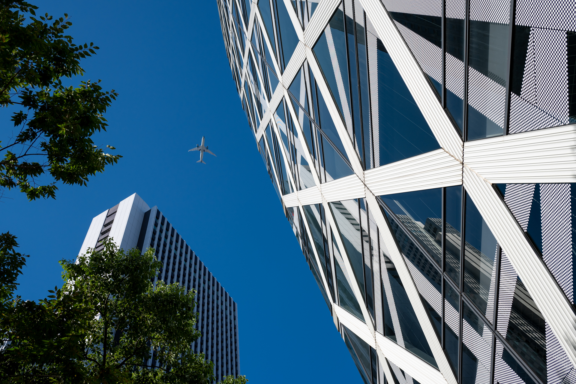 酷暑の新宿です。肉眼では暑そうな空でしたが、Z6IIIくんは少し涼しげな青空に“盛って” くれたような気がします。救われた気持ちになりました。<br><span class="fnt-85">ニコン Z6III／NIKKOR Z 35mm f/1.4／絞り優先AE（1/640秒、F8.0、−0.7EV）／ISO 100</span>