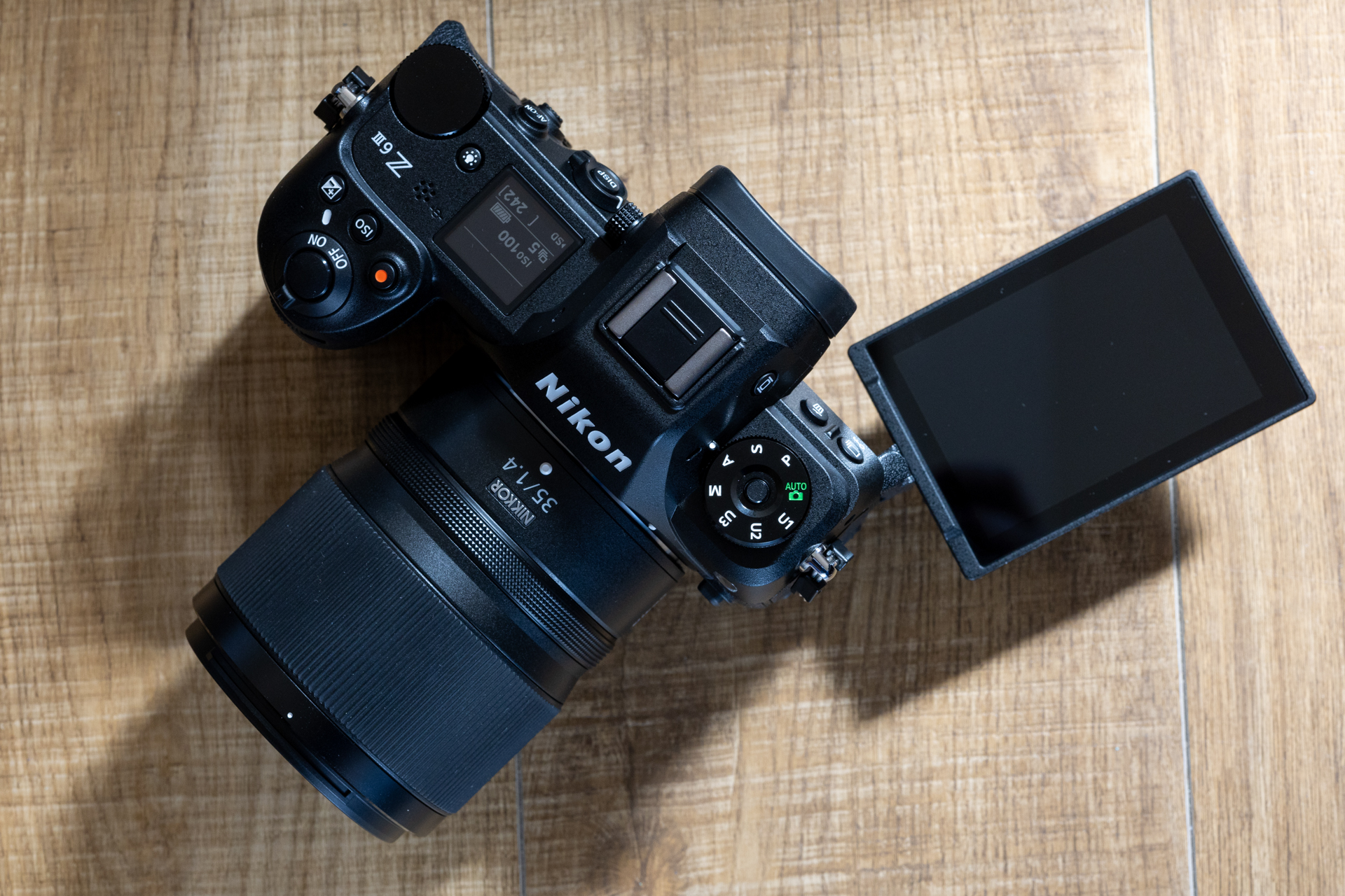 背面モニターははバリアングル。スチル撮影派の中には極度に嫌う人がいますが、もう慣れましょうよ。タッチパネルの3.2型TFT液晶、約210万ドットという仕様。どうでPCで見るんだから割り切りでいいんじゃないですかね。