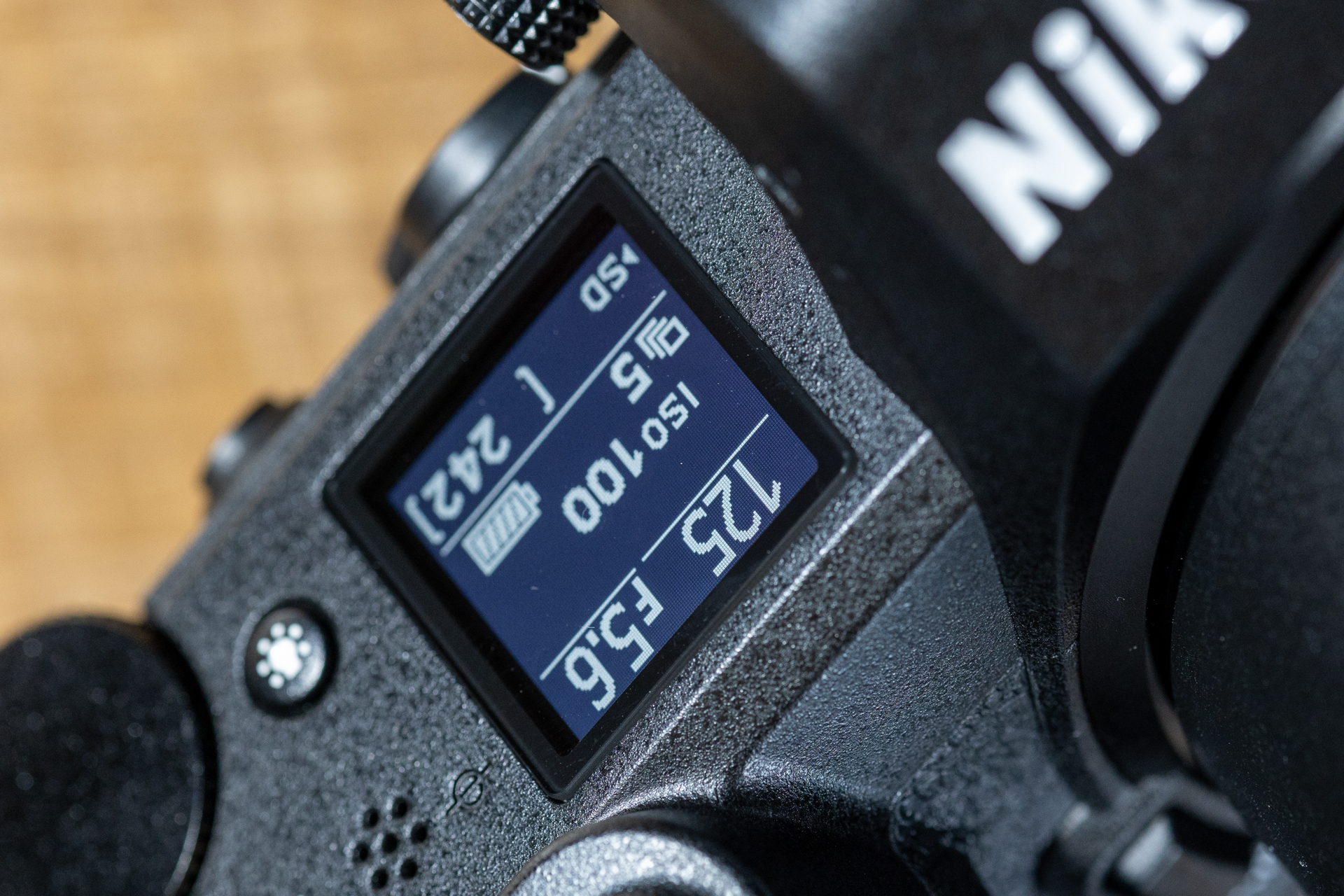 ボディ上部の四角いディスプレイが好きです。デザインのバランスも良好であります。