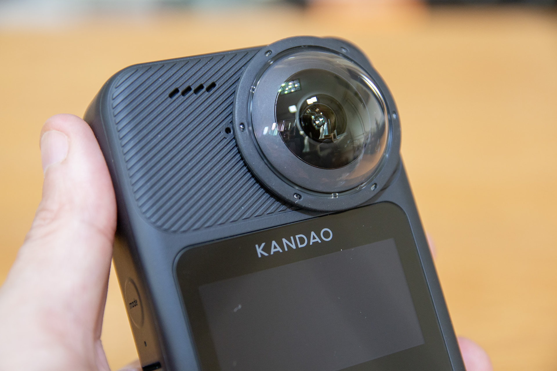 レンズプロテクターで激しいアクションにも対応