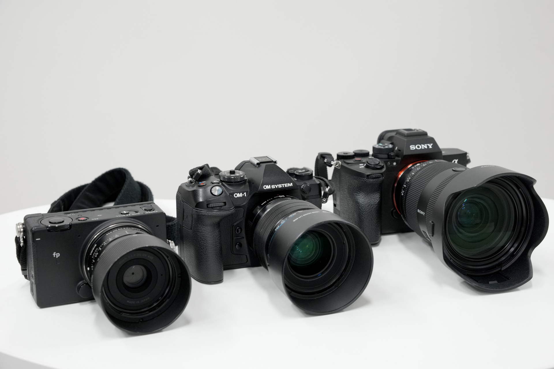 左からシグマfpL、OM SYSTEM OM-1 Mark II、ソニー α7R V