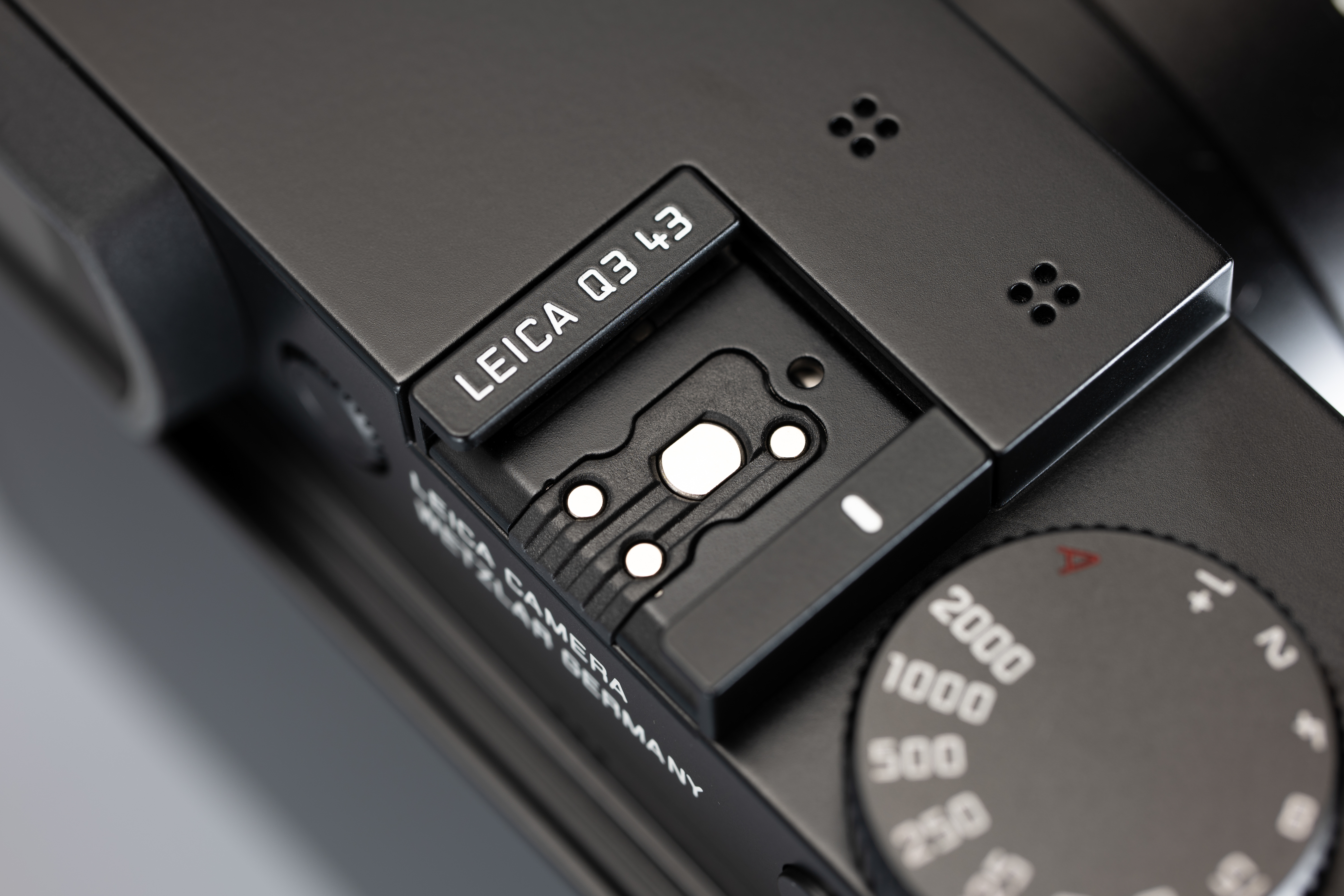 ライカQ3と同じく機種名はボディ前面にはなく、アクセサリーシューに刻印されている
