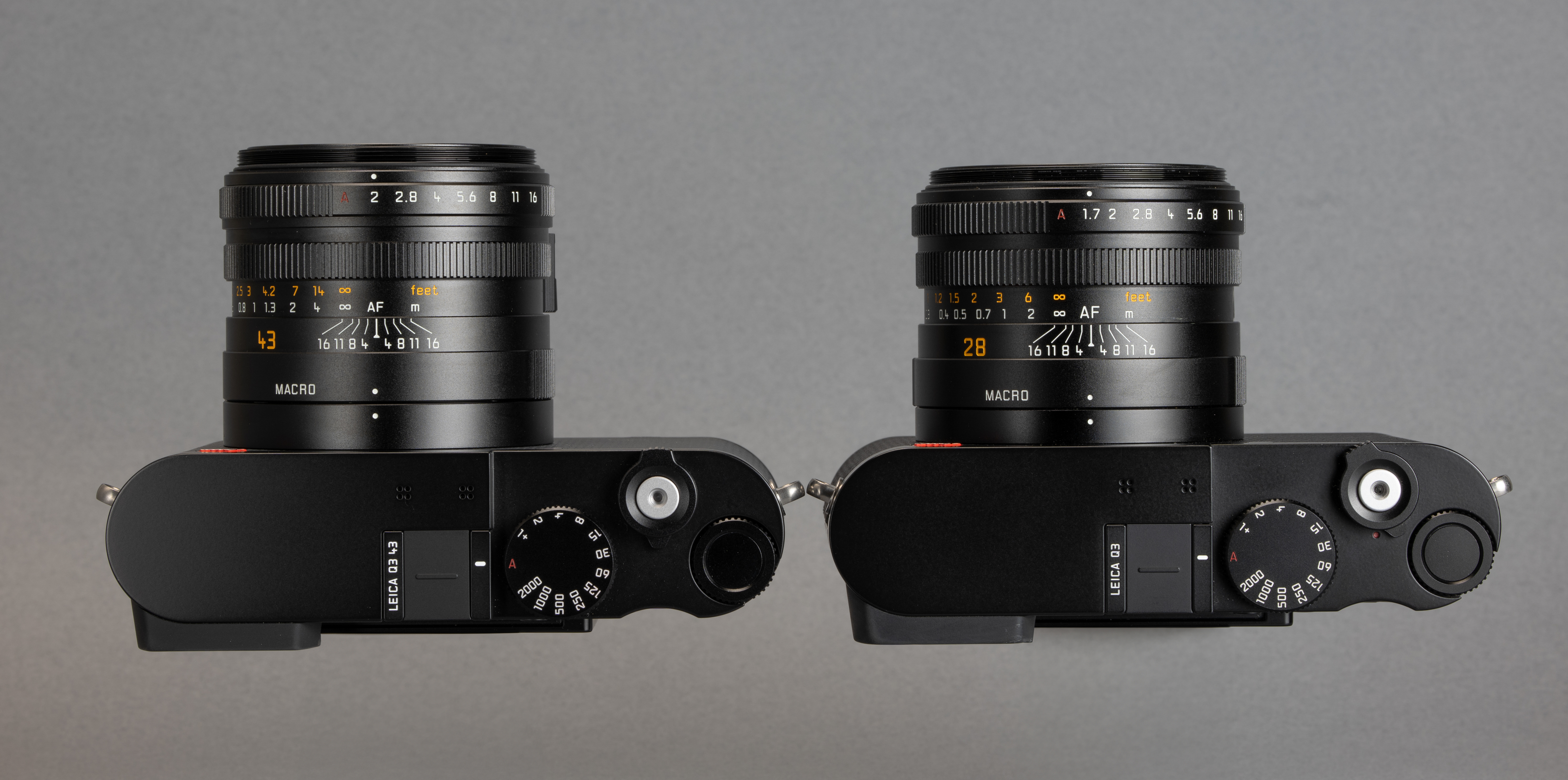 フードを外したレンズ全長はライカQ3 43の方が約5mmほど長い。太さは同じに見えた。左がライカQ3 43