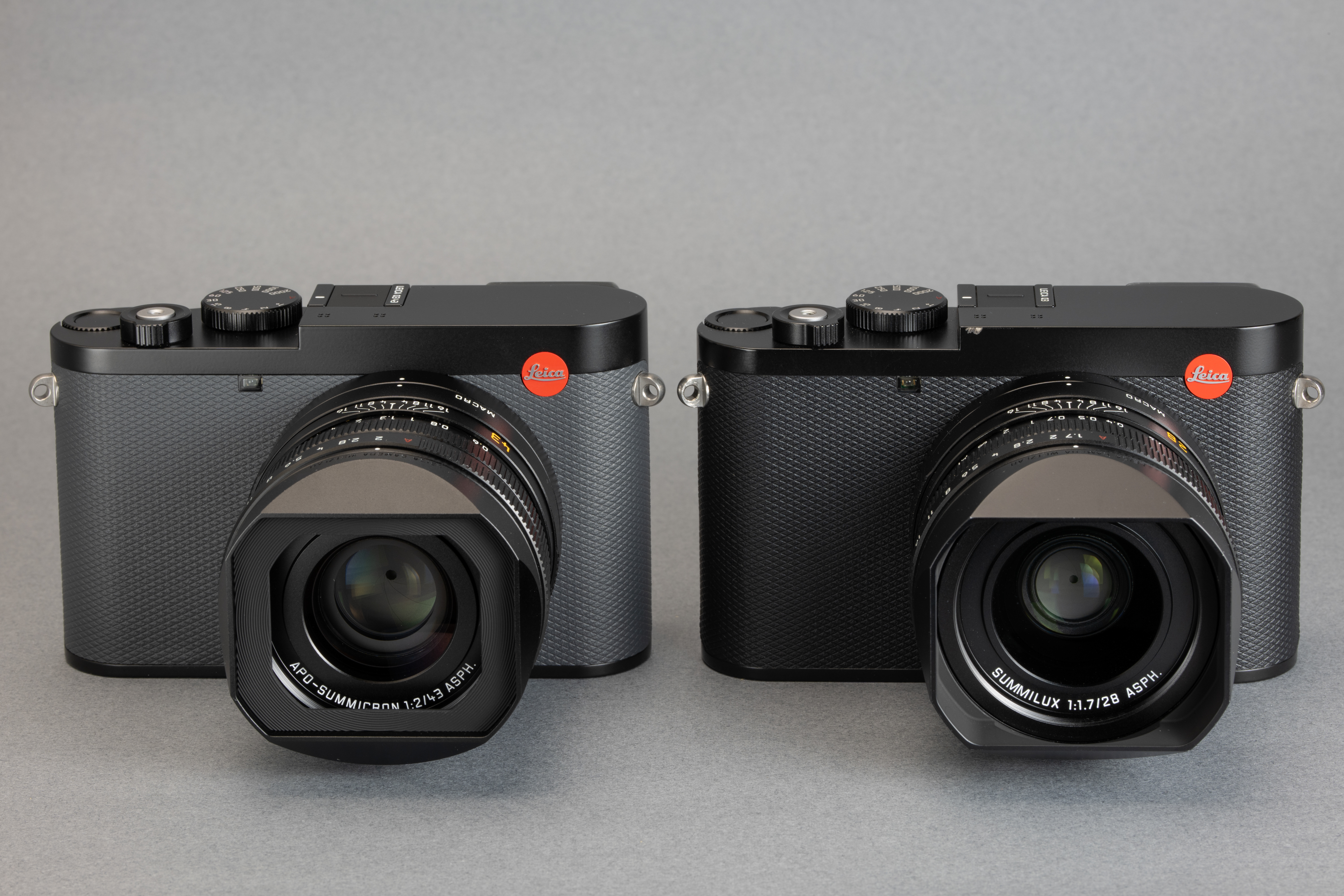 左がライカQ3 43でグレー貼り革が採用されており、右のブラック貼り革のライカQ3とは一目で見分けられる。