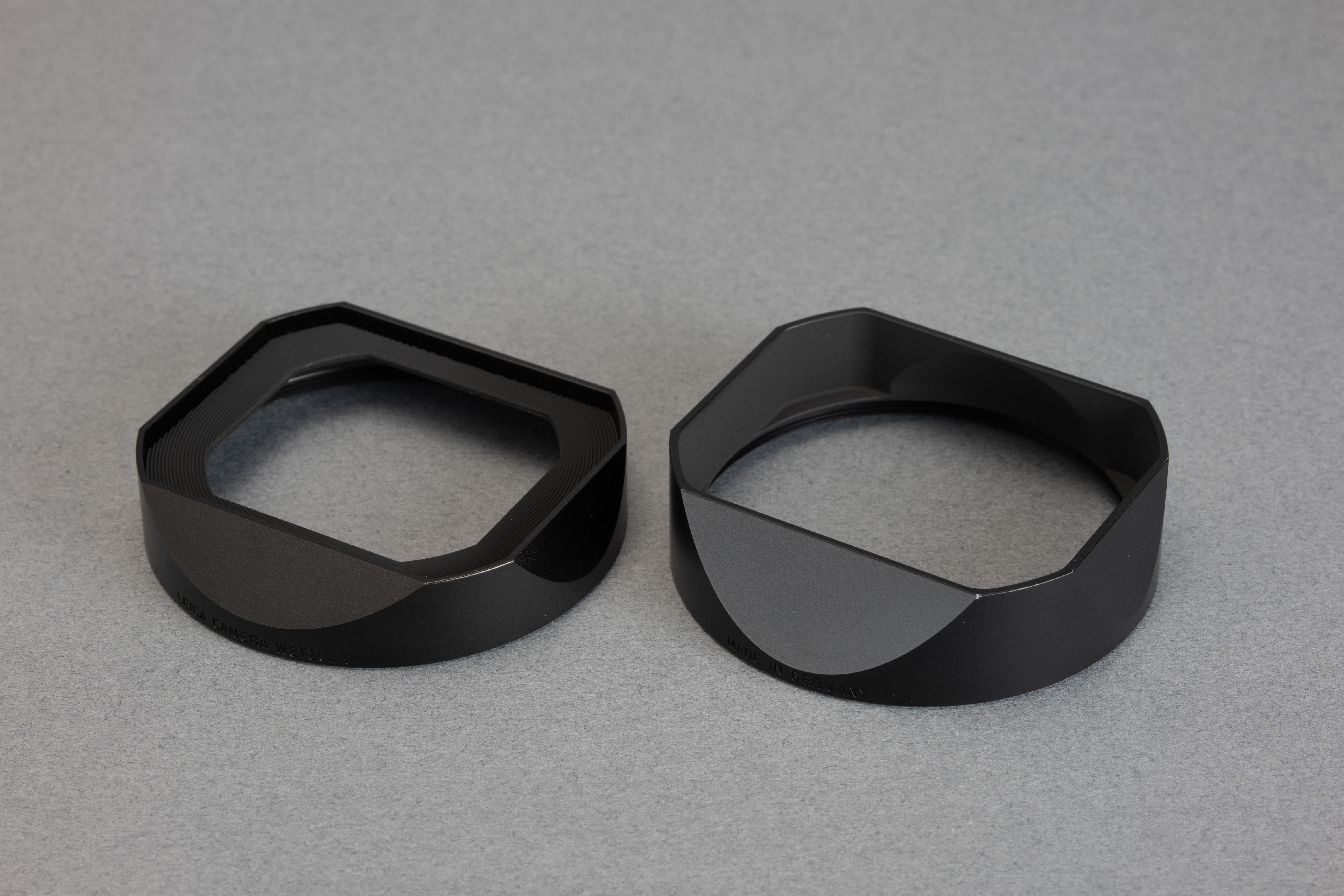 左がライカQ3 43用、右がライカQ3用の付属フード。ライカQ3 43用の方が有効長が短いものの、前面にフレアカッター状の遮光板が装備されている