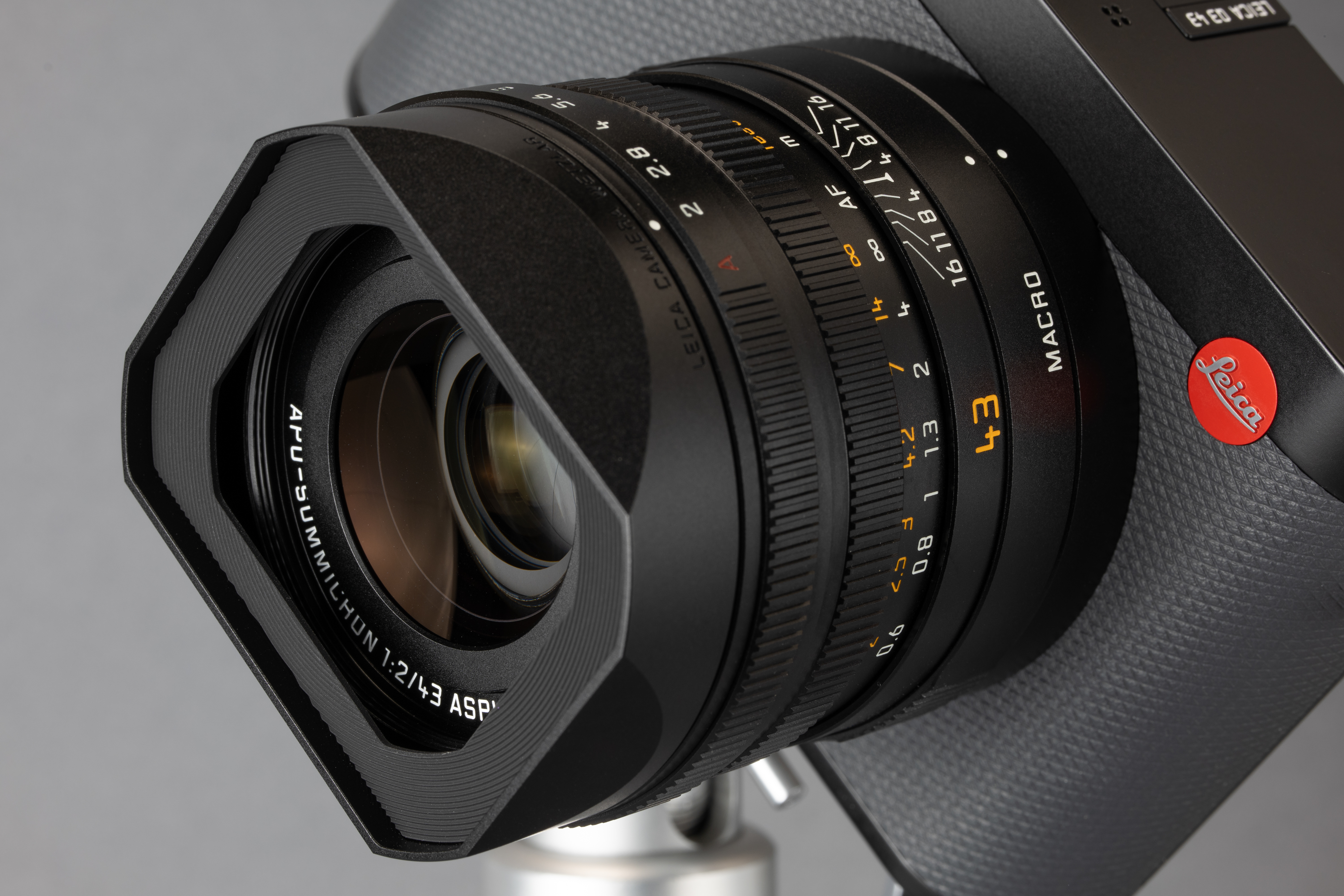 ライカQ3 43のレンズは新設計のアポ・ズミクロン f2/43mm ASPH.が採用されている。レンズ一体型カメラにアポ・ズミクロン銘のレンズが採用されるのは初めて