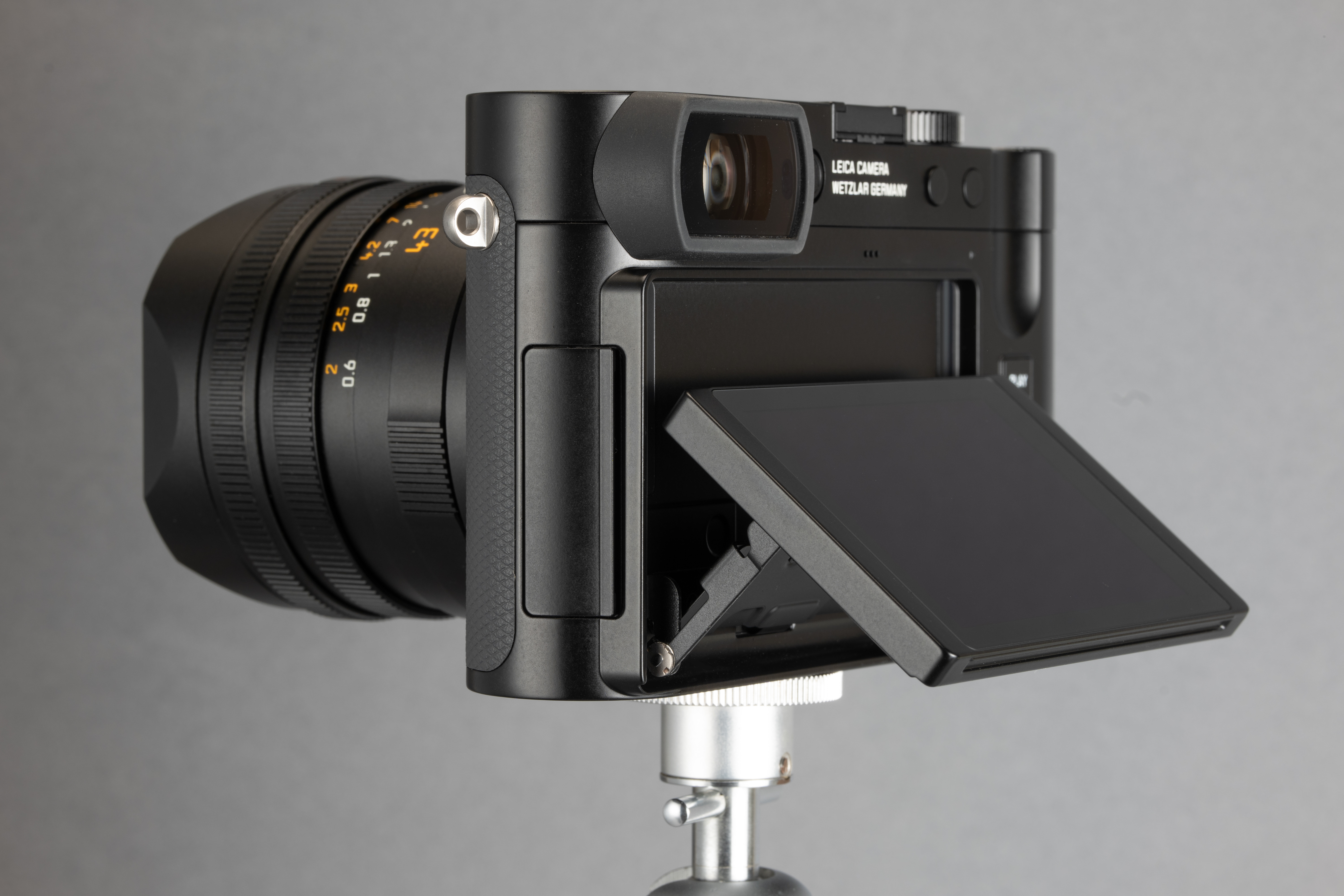 液晶モニターはチルト式を引き続き採用している