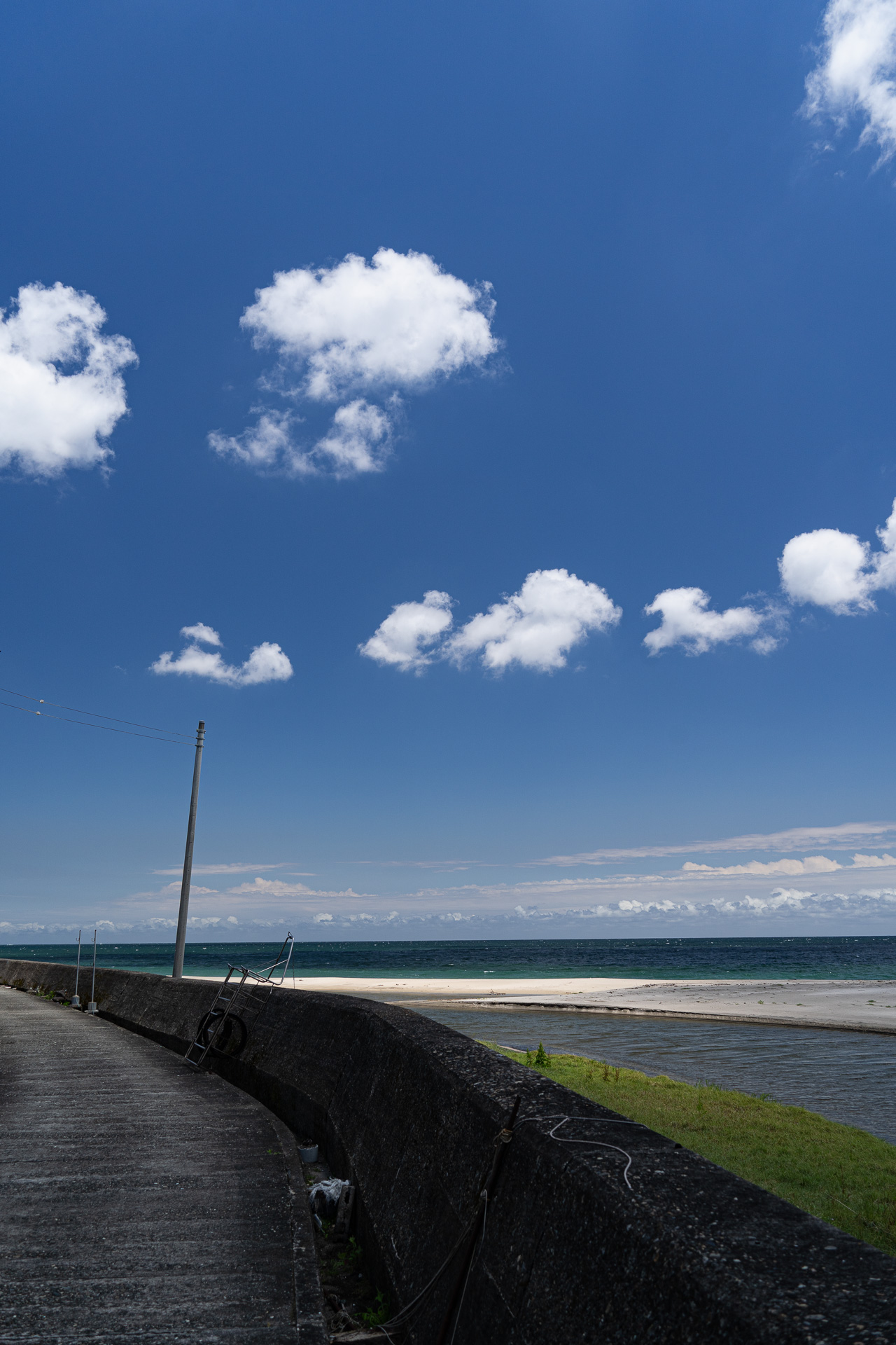ちょっと仕事の合間に御宿まで30分のドライブ。雲の落とした影の向こうに輝く砂浜が見えた。御宿まで行くと砂が随分と白くなるんですよ。晴れた日には南国を思わせる良い色合いになります