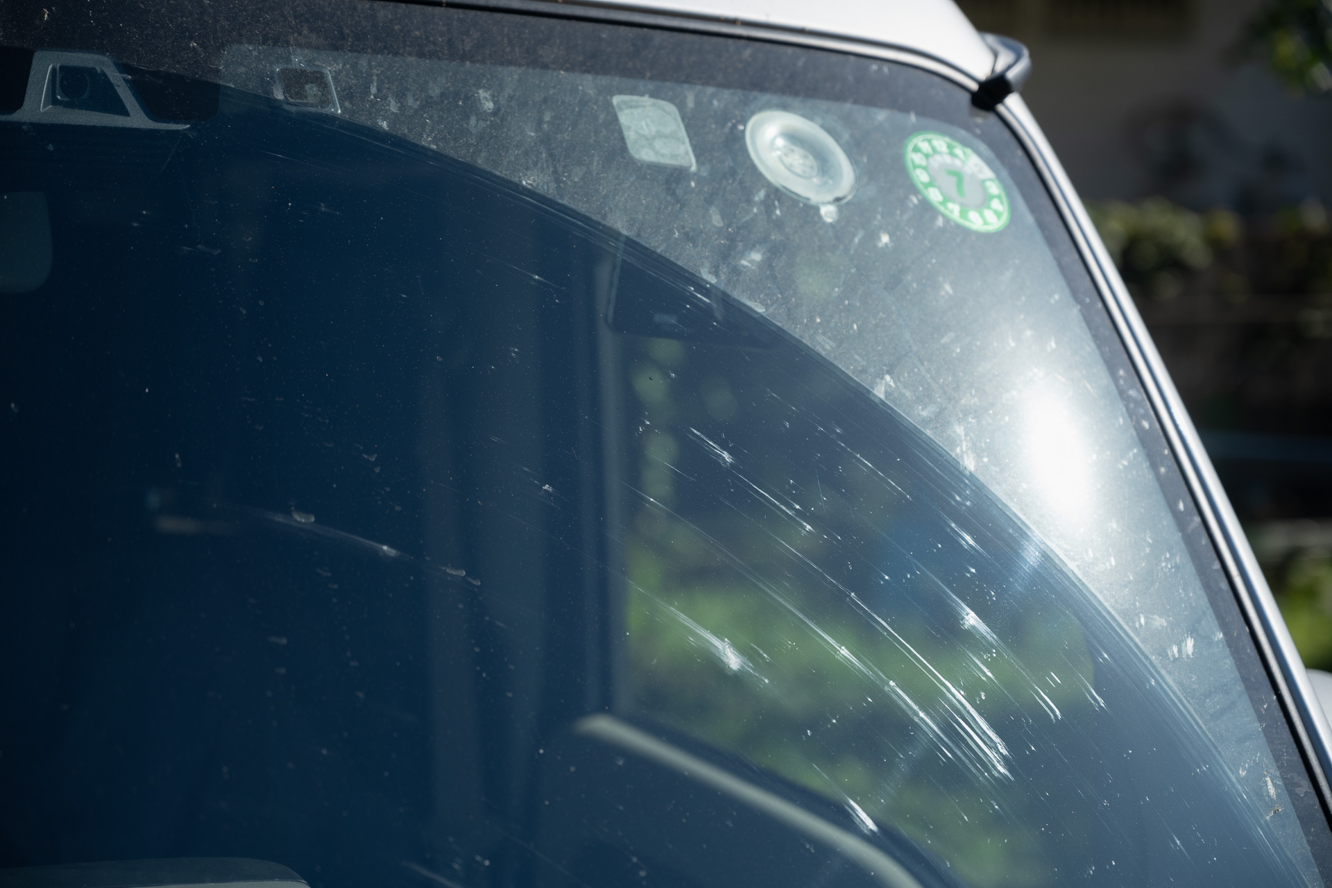 フロントガラスは、何も考えずガンガン高圧水を当てます！ この後拭き取りまでしてあげれば完璧ですね。しませんけど……