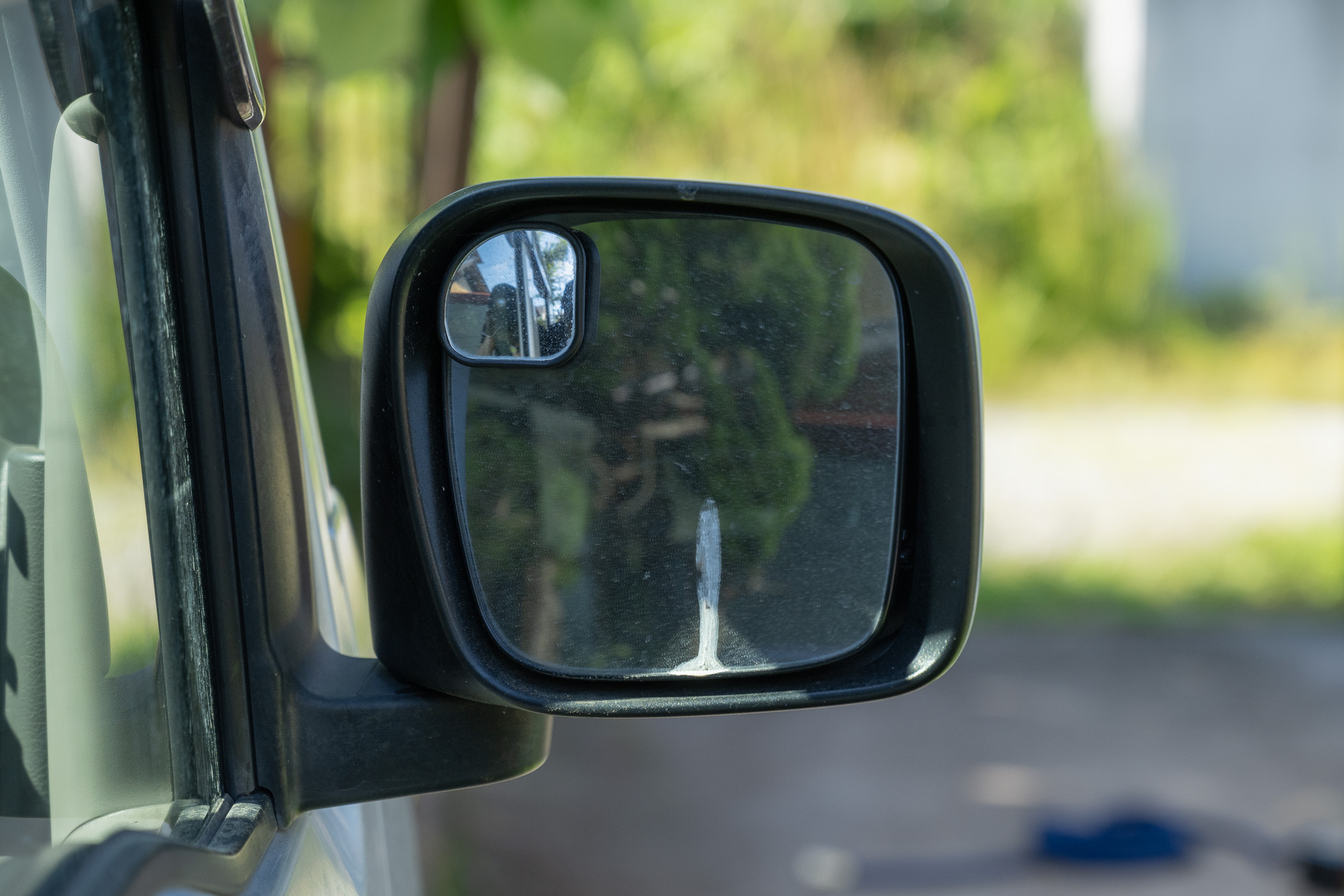 鳥のふんですかね、これ。数日前について、そのままになってたやつです。これくらいだとペットボトル装備でいけちゃいます