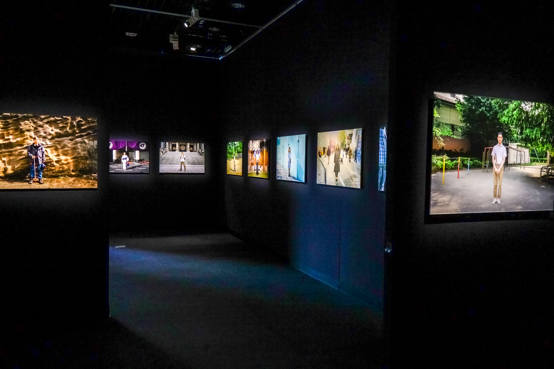 「隣にいる人」（Section 1）は視覚障害者のポートレートで構成。撮影時にはそれぞれにちなんだ場所、持ち物などが採用されている