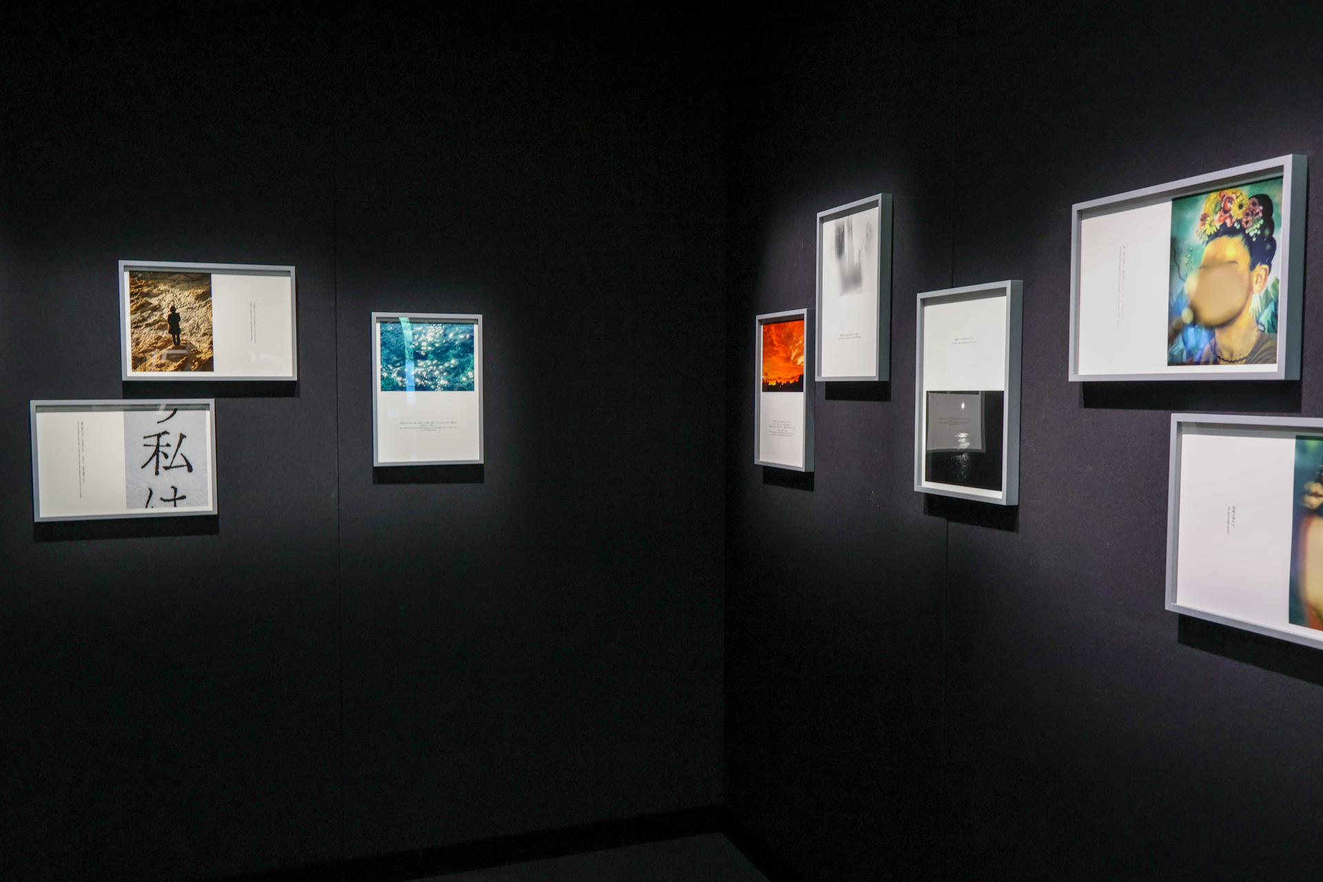 Section 2の「※写真はイメージです」では、フォトレタッチなどを使わない写真技法のみで、視覚障害者から取材した外界の見え方を再現。とはいえ本当に再現できるものではなく、若干ポップなイメージに仕上げている