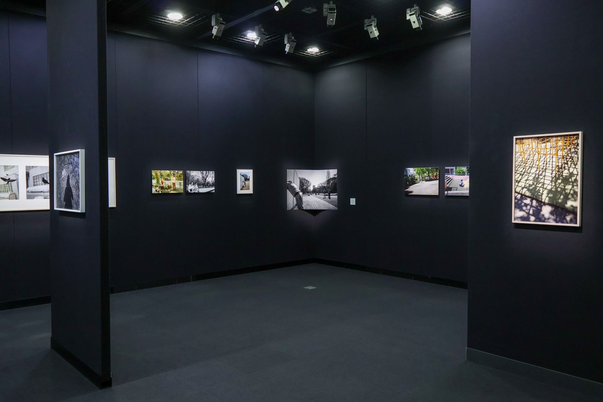 視覚障害者と晴眼者である鶴巻さんのスナップ作品が並ぶ「見ることは何か」（Section 3）。その対比に不思議な感情が沸く