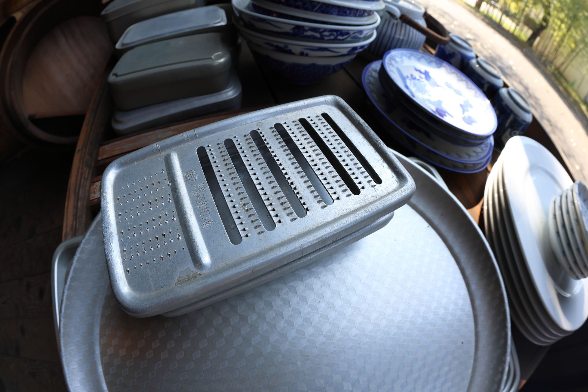 おろし金に惹かれました。硬質なものに弱いのは筆者が軟弱だからでしょうか。ほぼ最短撮影距離ですが、良い描写です。<br><span class="fnt-85">キヤノン EOS R6 Mark II／EF15mm F2.8 フィッシュアイ／15mm／絞り優先AE（1/200秒、F10、−0.3EV）／ISO 800</span>