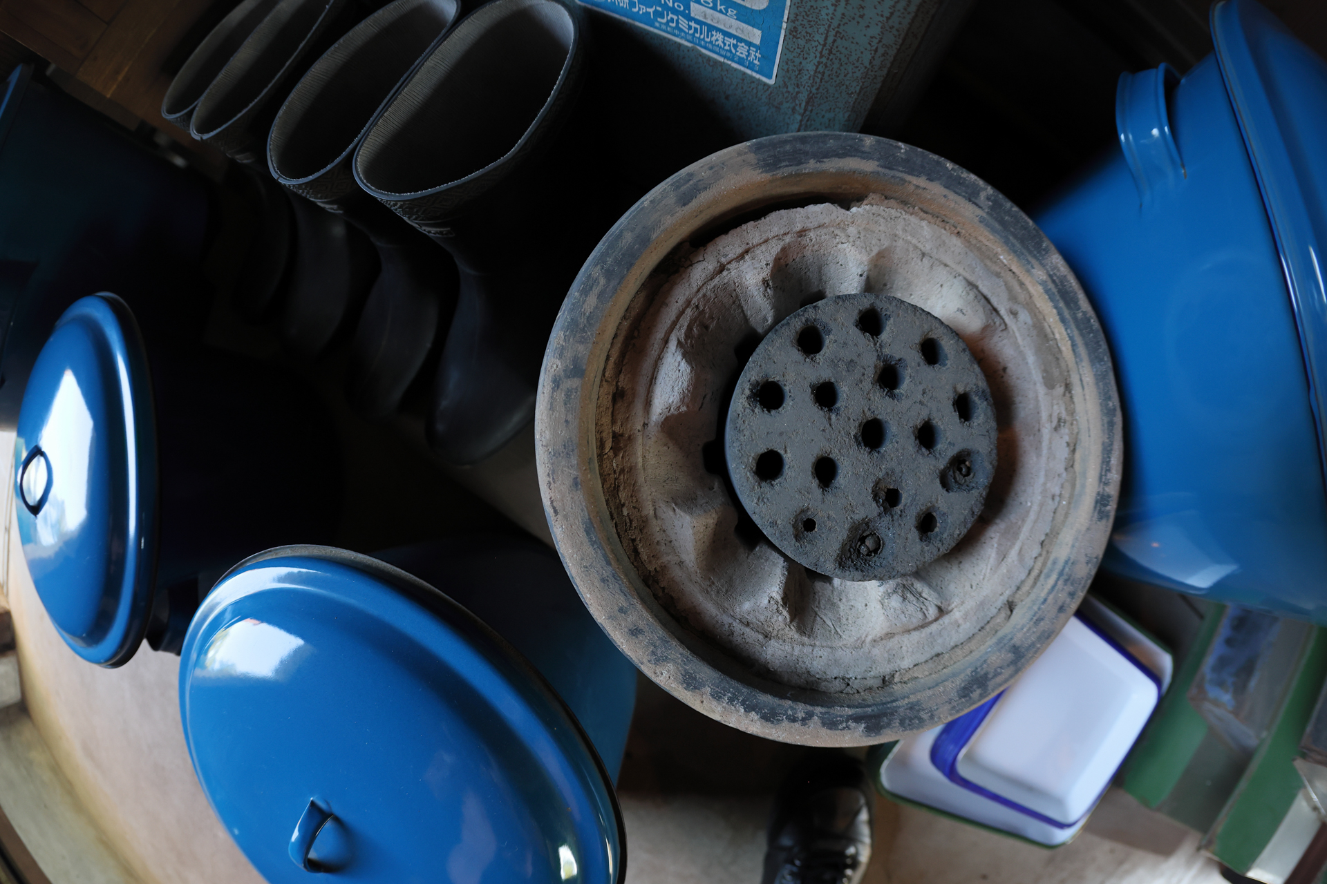 練炭を久しぶりに見まして、俯瞰で撮影しました。よく見ると筆者の靴が写っております。消しちゃおうかなと思ったのですが、戒めのために載せておきます。<br><span class="fnt-85">キヤノン EOS R6 Mark II／EF15mm F2.8 フィッシュアイ／15mm／絞り優先AE（1/200秒、F4.0、−1.0EV）／ISO 1600</span>