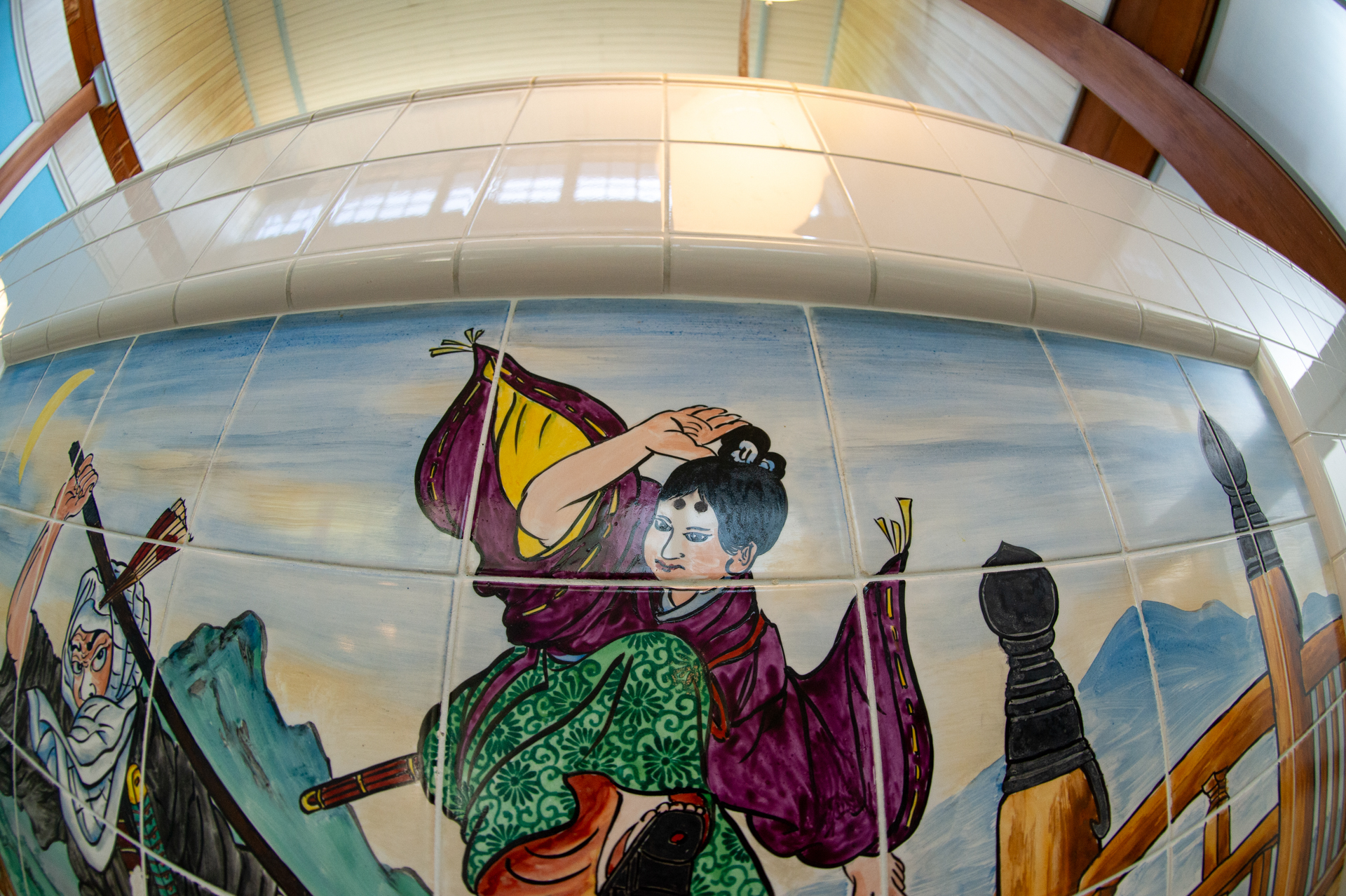 タイル画なんですが、魚眼で撮影する必要はないわけですが、チラッと周囲の状況を入れてみたわけです。そう銭湯ですね。<br><span class="fnt-85">ニコン Df／AI AF Fisheye-Nikkor 16mm f/2.8D／16mm／絞り優先AE（1/250秒、F5.6、−0.7EV）／ISO 1600</span>