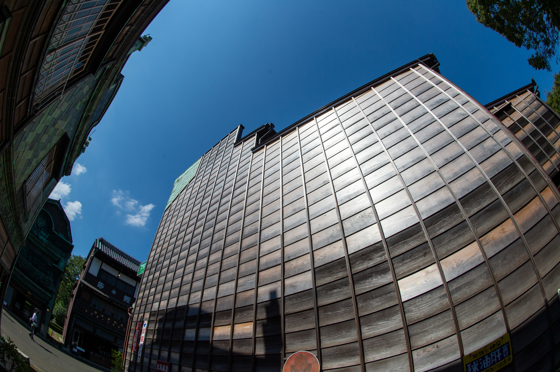 昔の凝った木造住宅はレトロ感覚で面白いというより、可能なら自分でも住みたいくらいですね。ハイライトの調子もバッチリじゃあないですか。<br><span class="fnt-85">ニコン Df／AI AF Fisheye-Nikkor 16mm f/2.8D／16mm／絞り優先AE（1/4,000秒、F9.0、−0.7EV）／ISO 400</span>