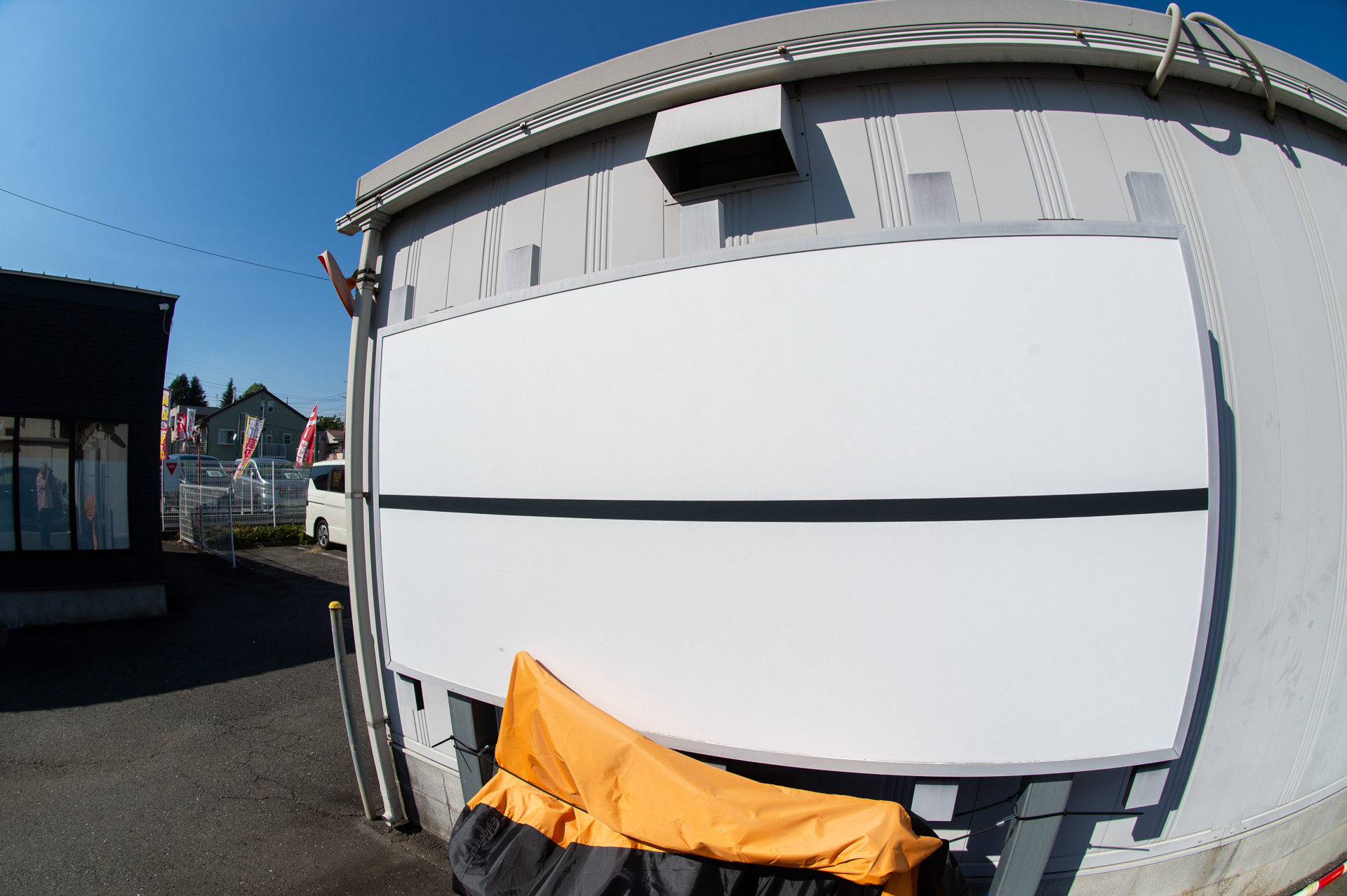 屋外にこうした白い板とかボードとか置いてあると、つい反応して撮影したり、意味はないんですよ。撮影するのに意味がないとまずいですかね。<br><span class="fnt-85">ニコン Df／AI AF Fisheye-Nikkor 16mm f/2.8D／16mm／絞り優先AE（1/2,500秒、F8.0、±0.0EV）／ISO 400</span>