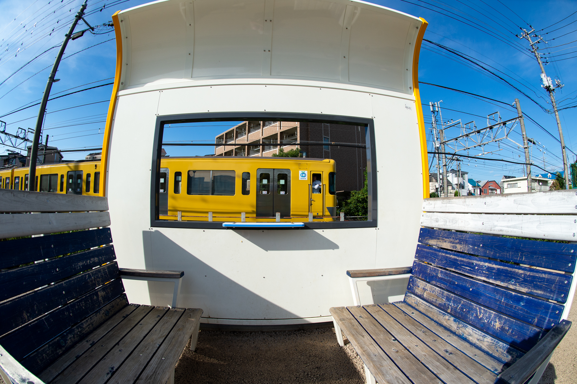 公園のオブジェです。何度も撮影しておりますが、魚眼では初めてかと。歪んでないと面白くもなんともないと思われると困るけど、一応は電車が来るのを待ったわけです。<br><span class="fnt-85">ニコン Df／AI AF Fisheye-Nikkor 16mm f/2.8D／16mm／絞り優先AE（1/2,000秒、F8.0、−0.3EV）／ISO 400</span>