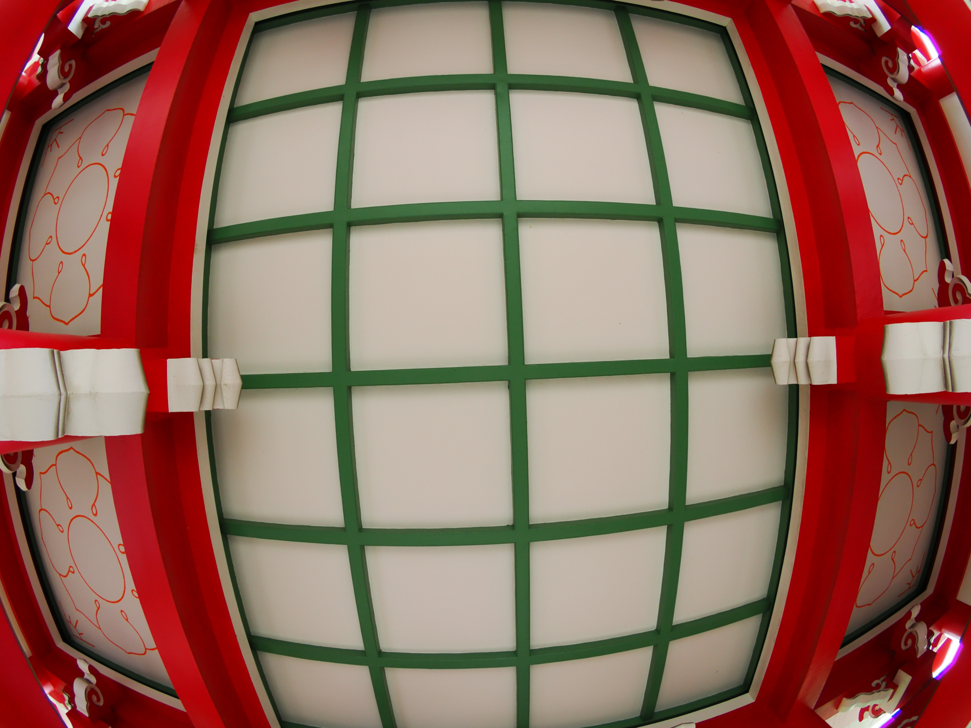 マス目を撮ればこうなるとわかっていて撮影しております。某寺の山門の天井です。ほら説明しちゃうとつまらないですね。<br><span class="fnt-85">OM SYSTEM OM-1／ZUIKO DIGITAL ED 8mm F3.5 Fisheye／8mm（16mm相当）／絞り優先AE（1/40秒、F3.5、−0.3EV）／ISO 400</span>