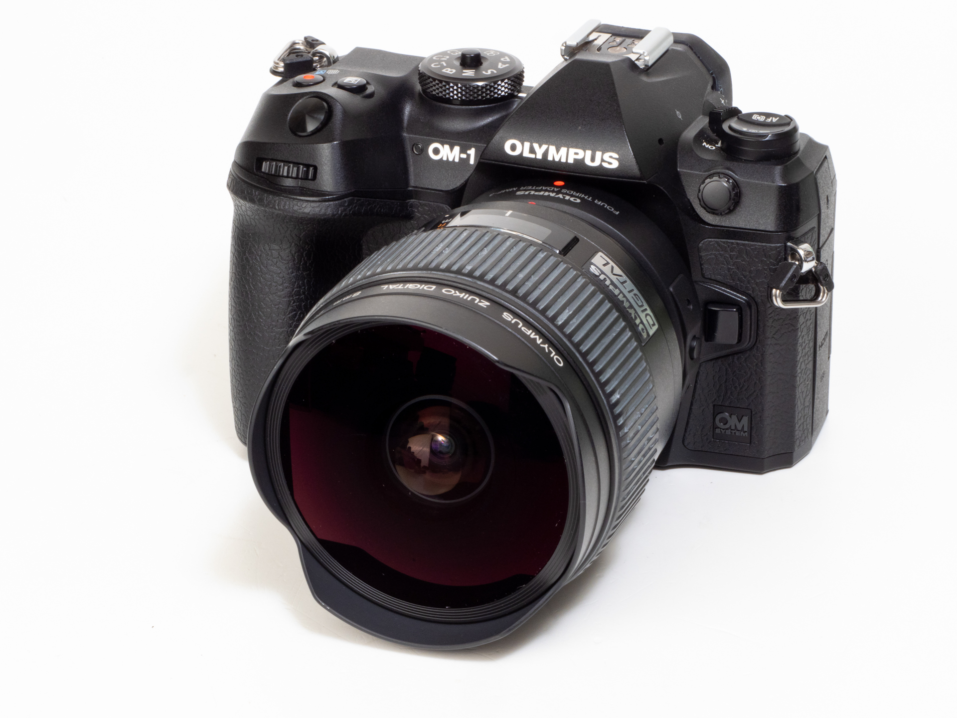 フォーサーズマウントの魚眼です。古いです、F値が暗いくせに思い切り重たいデカいです。こんな性能優先のみレンズを作るから、フォーサーズは衰退したのでしょう。マイクロフォーサーズ機にはMMF3という純正アダプターを使用して装着しますが、距離目盛りも律儀に備えます。インフの次の目盛りが0.2m表記だけど。でも絞りは効くタイプなので、絞りこむと性能は明らかに向上します。本当です。F4よりもなるべく絞りましょう。ギンギンな描写になります。でもね、そろそろM.ZUIKO DIGITAL ED 8mm F1.8 Fisheye PROが欲しい。誰か仕事ください。