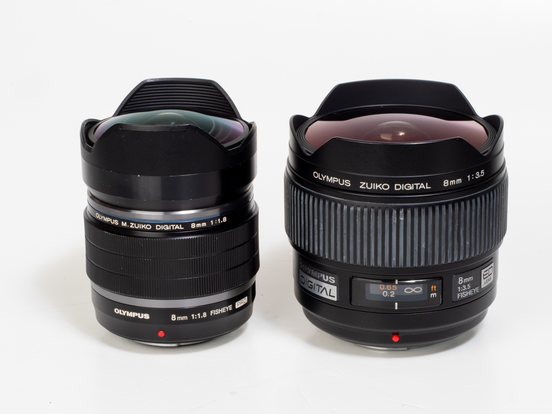 ZUIKO DIGITAL ED 8mm F3.5 FisheyeとM.ZUIKO DIGITAL ED 8mm F1.8 Fisheye PROを並べてみます。Fナンバーの差と大きさの差を見ると筐体は逆なんじゃねと思わせますね。一眼レフとミラーレス用レンズの差というより、何か思想の違いなんじゃないかと。