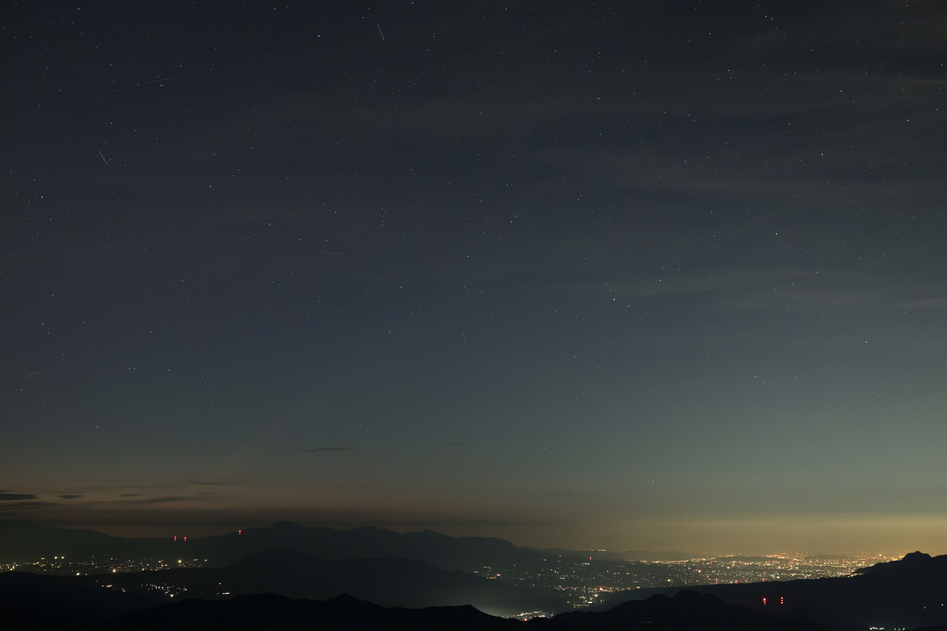 10月2日 4時23分：写真中央部に薄く写る彗星の尾が見えるだろうか<br>EOS R5 Mark II／RF70-200mm F4 L IS USM／70mm／マニュアル（4秒、F4）／ISO 5000（撮影：館野二朗）