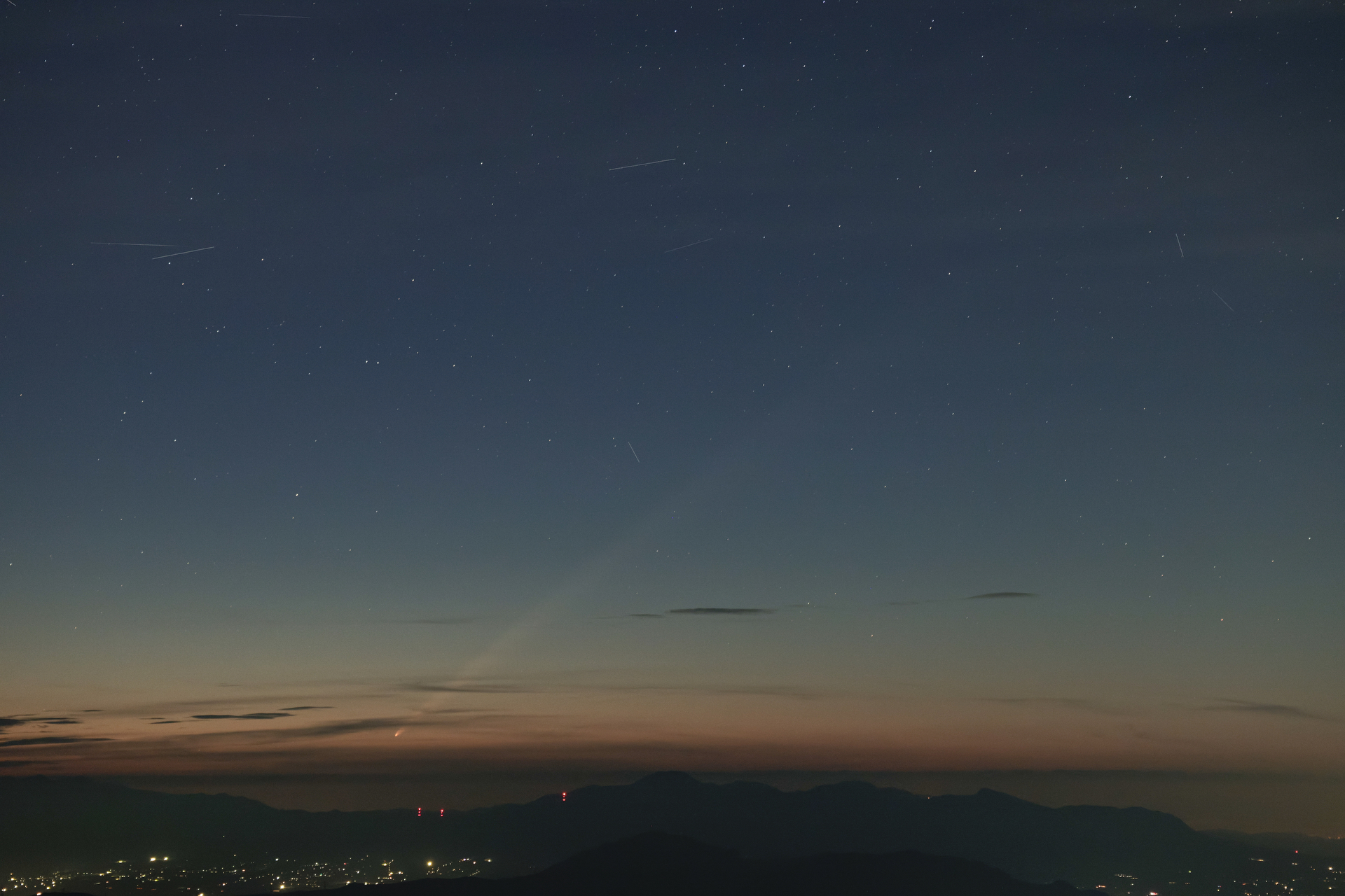 10月2日 4時27分：先ほどのカットから約5分ほどで、くっきりと彗星の姿が見ることができる<br>EOS R5 Mark II／RF70-200mm F4 L IS USM／114mm／マニュアル（4秒、F4）／ISO 4000（撮影：館野二朗）