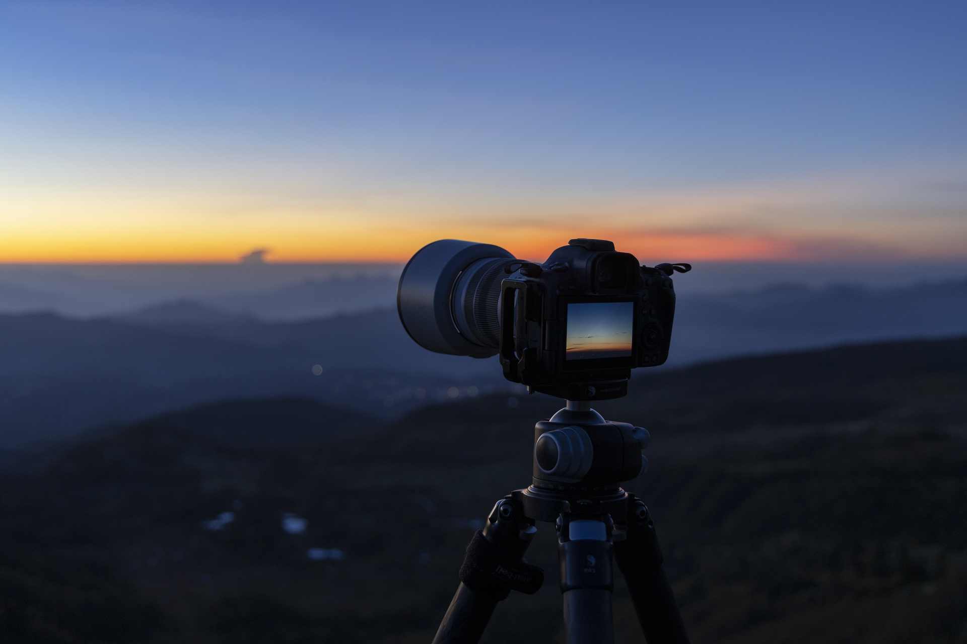 撮影機材は三脚にしっかりと固定。予測不能な彗星の出現に備え、いつでもシャッターが切れる態勢を整えておくことが重要だ