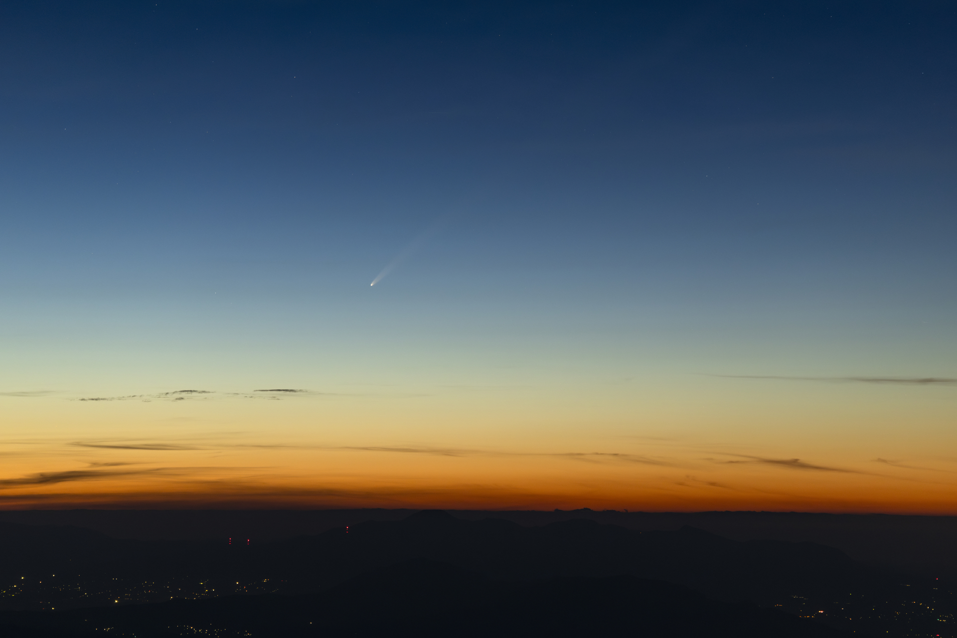 10月2日 4時45分：空が明るくなると、彗星を写すのが難しくなってくる<br>EOS R5 Mark II／RF70-200mm F4 L IS USM／129mm／マニュアル（1.6秒、F4）／ISO 800（撮影：館野二朗）