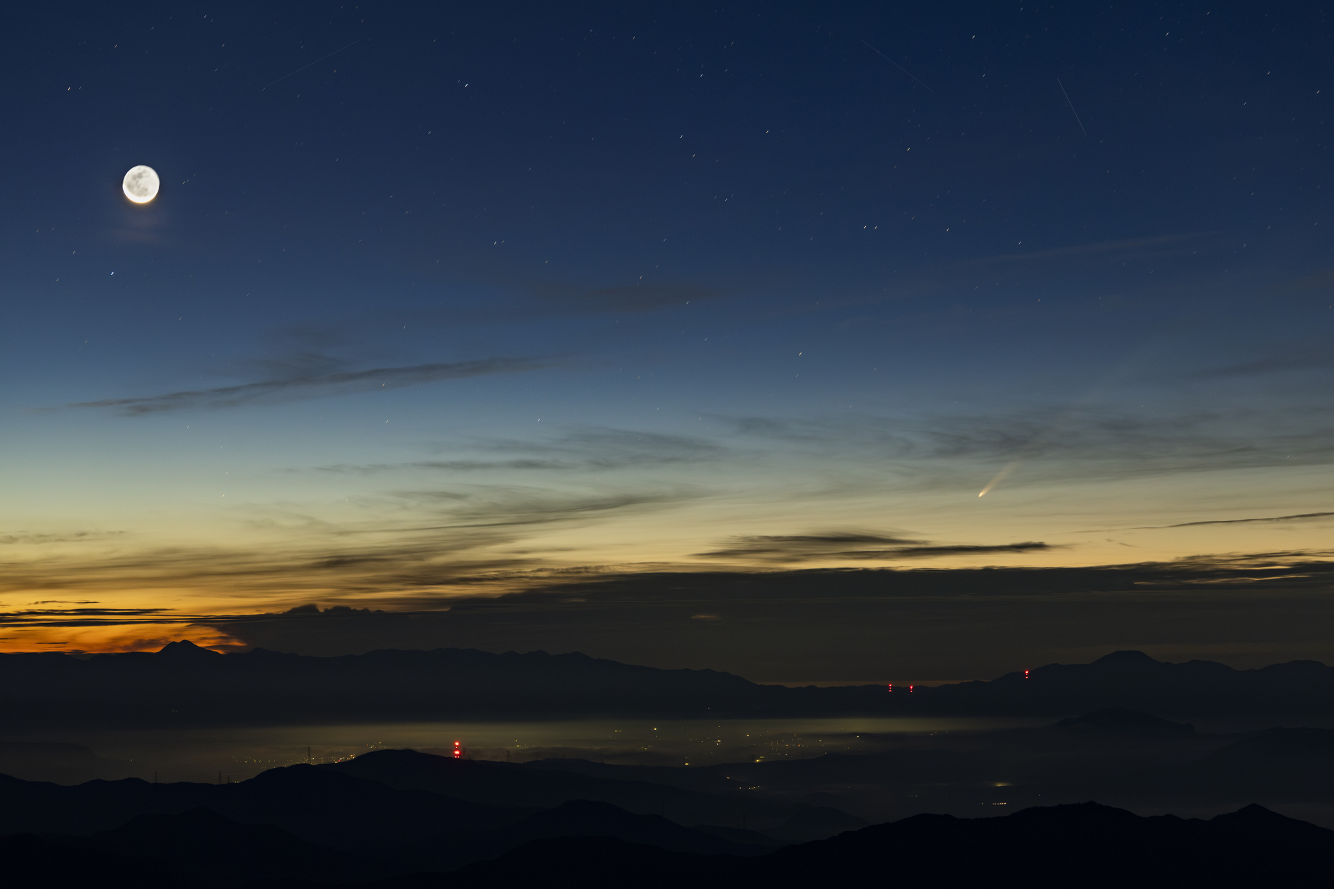 10月1日 4時34分：月の明かりの影響は受けることなく、彗星とも併せられる<br>EOS R5 Mark II／RF70-200mm F4 L IS USM／108mm／マニュアル（10秒、F4）／ISO 2000（撮影：館野二朗）