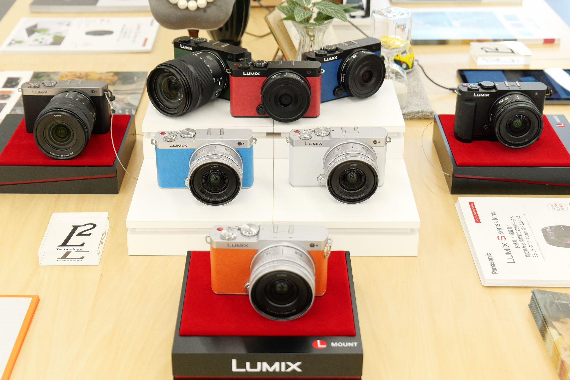 LUMIX BASE TOKYOで新カラーの先行展示が行われている