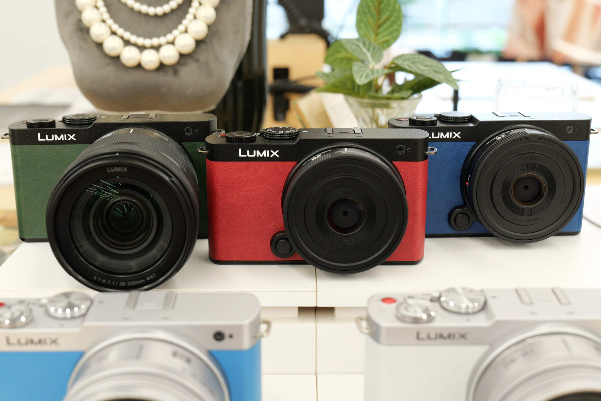 「エクステリア張り替えサービス」の既存カラー、左からダークオリーブ、クリムゾンレッド、ナイトブルーの3色