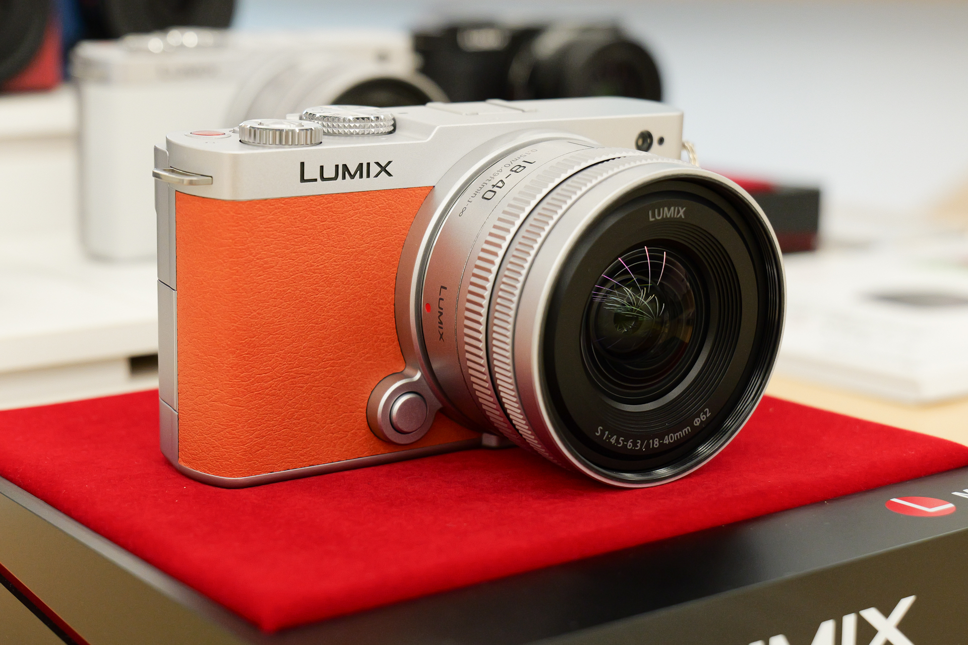 キャメルオレンジとLUMIX S 18-40mm F4.5-6.3の組み合わせ。AF対応フルサイズミラーレスカメラ用交換ズームレンズにおいて世界最小・最軽量を謳った交換レンズだ