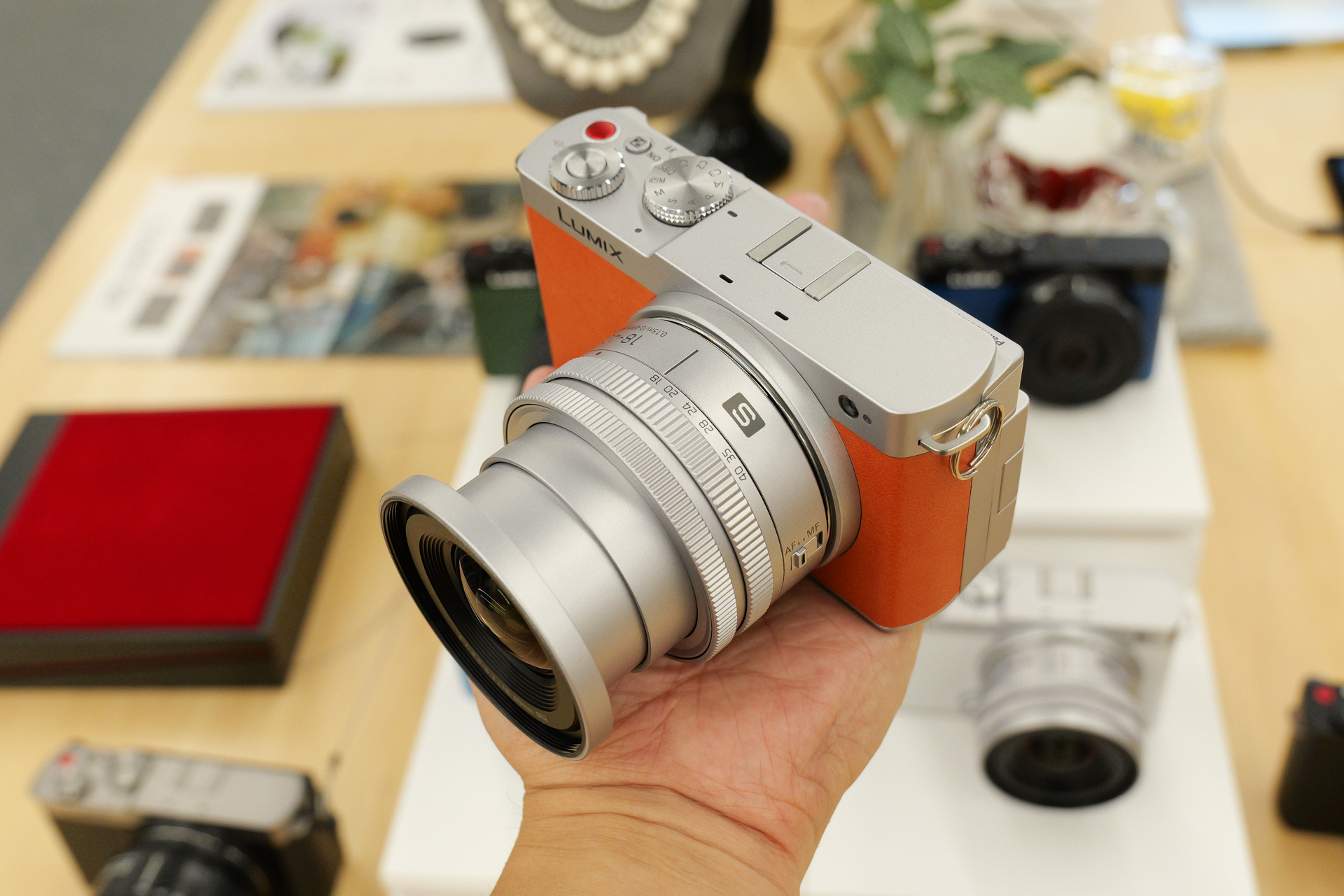 レンズを収めたところ（左）と繰り出したところ（右）