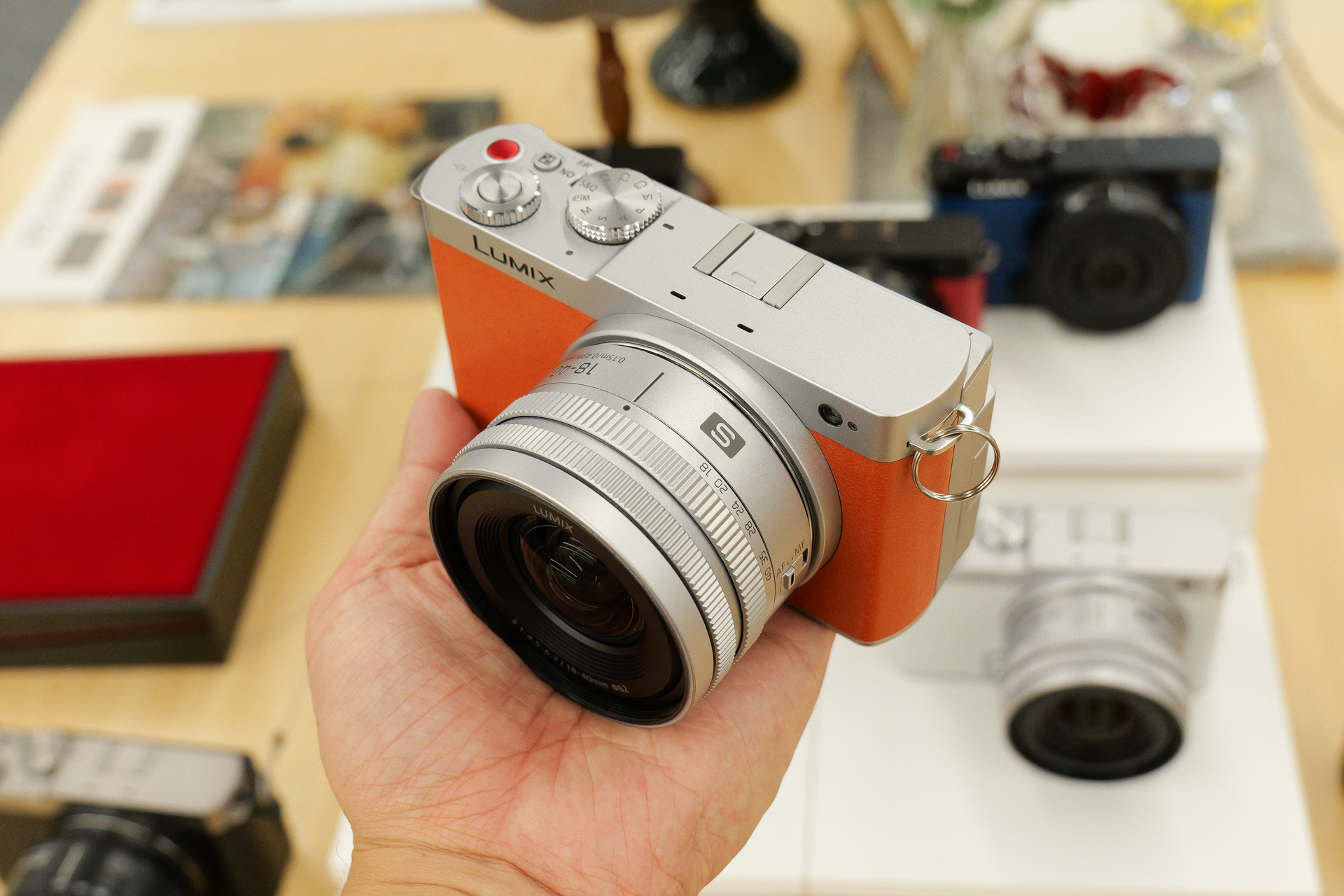 レンズを収めたところ（左）と繰り出したところ（右）