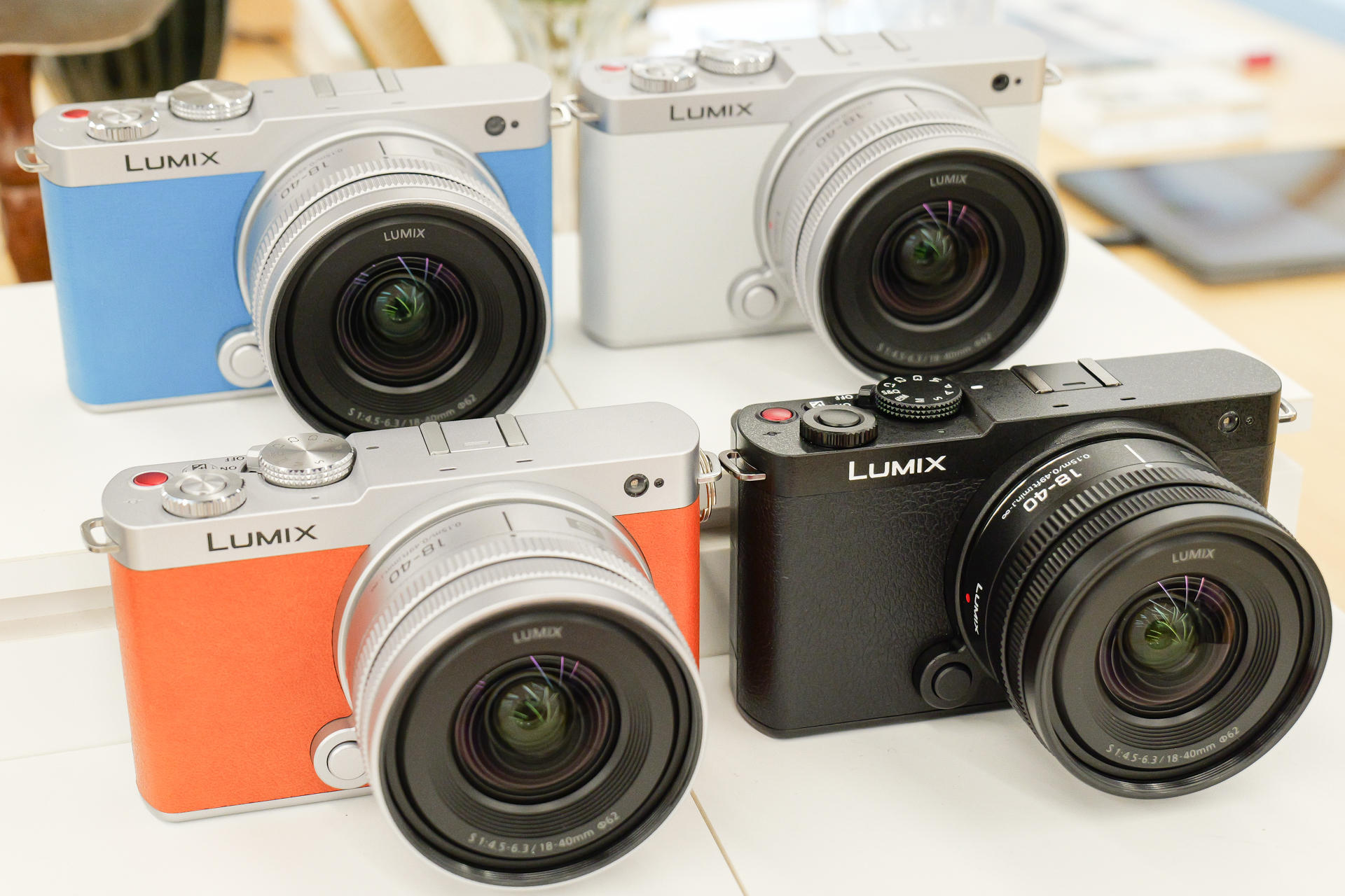 上段左から時計回りに新カラーの「ターコイズブルー」「スモーキーホワイト」「ジェットブラック」「キャメルオレンジ」。画像のジェットブラックはベースモデルのもので、ターコイズブルーとスモーキーホワイトは製品モック