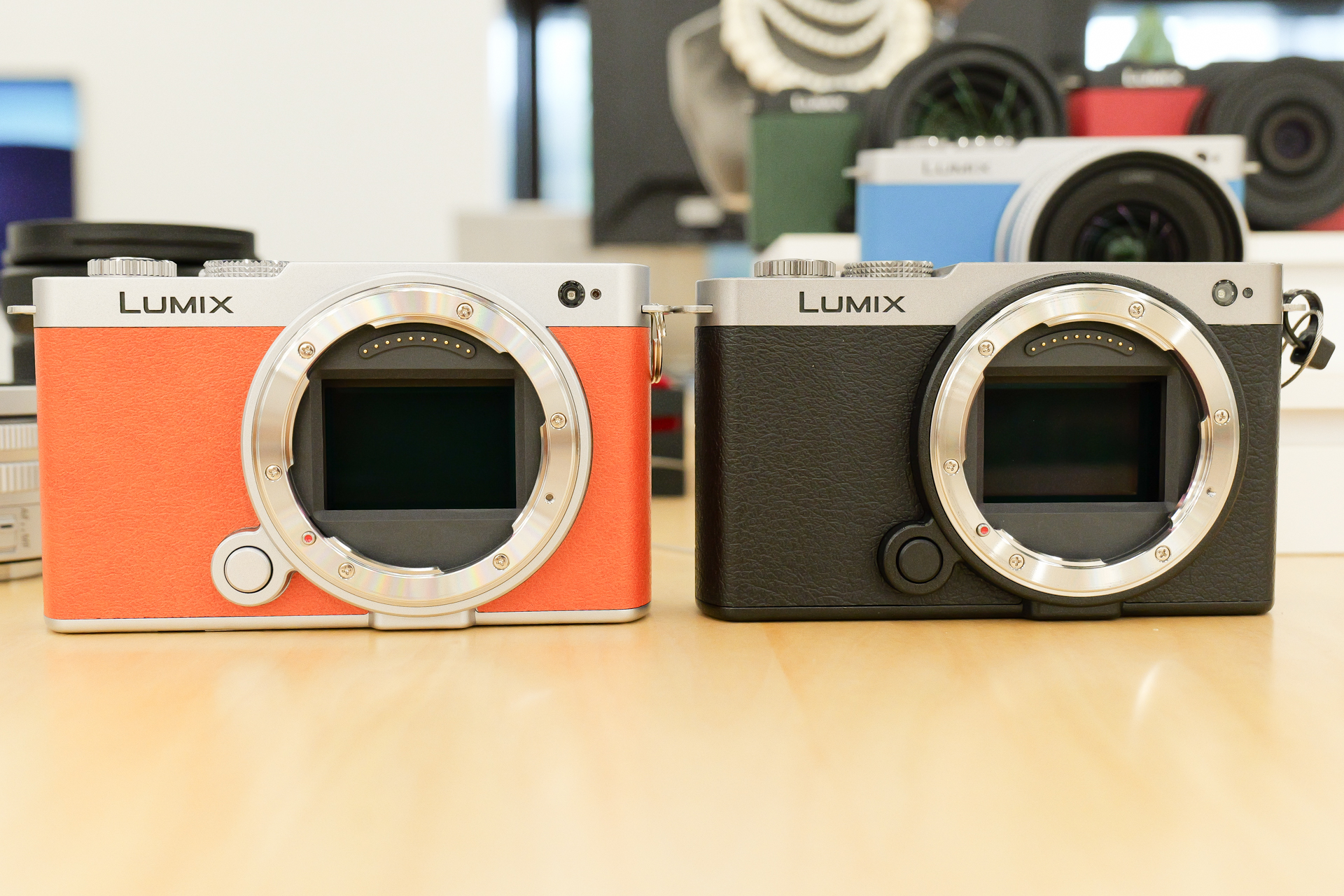 キャメルオレンジ（左）とダークシルバー（右）。ボディ色の違いがよくわかる